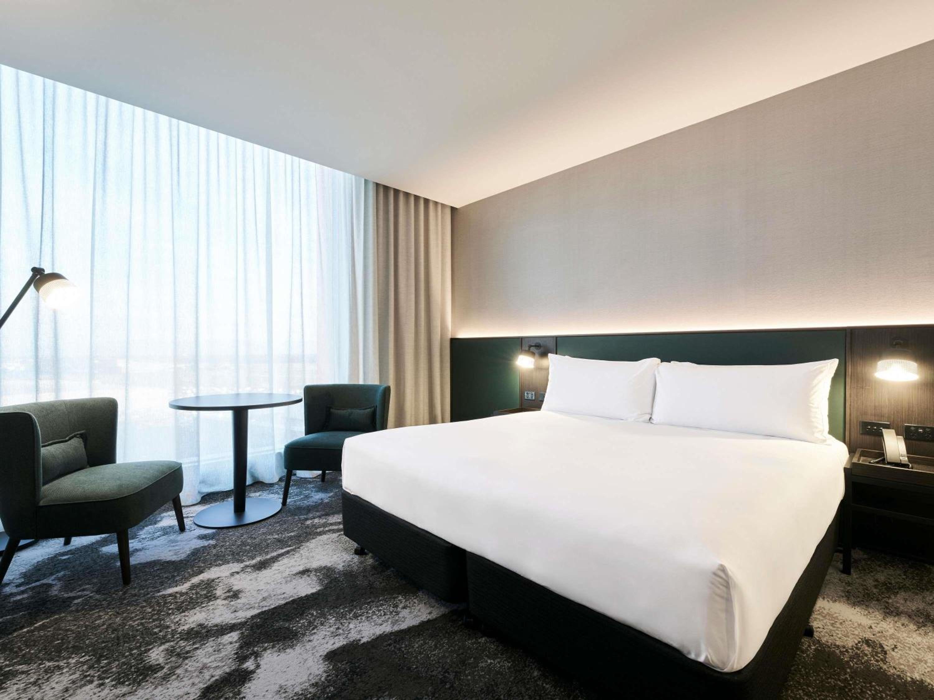 Deluxe King Room with Airport View