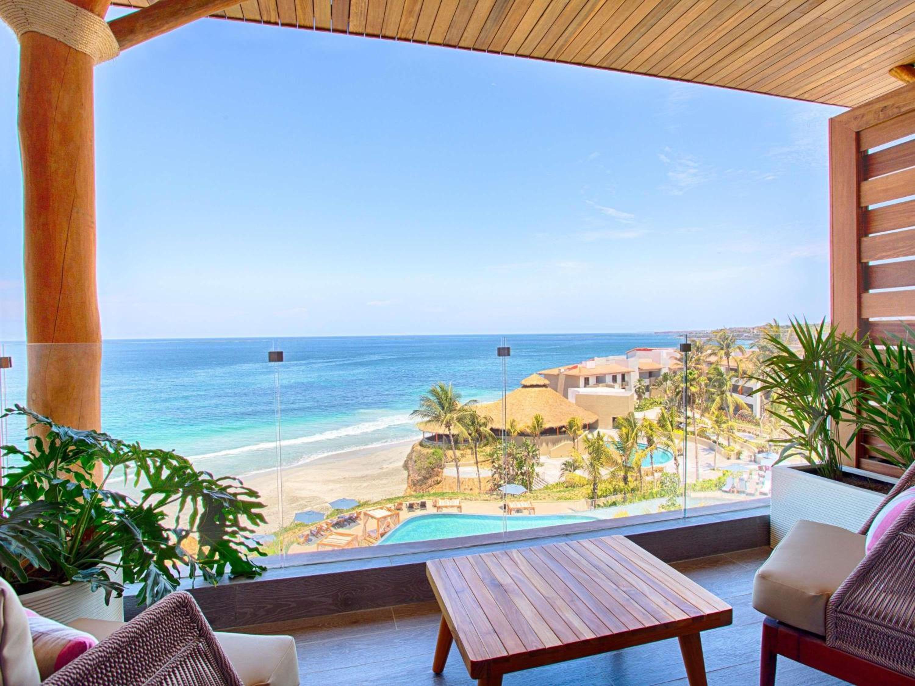 One-Bedroom Suite with King Bed and Ocean View - Executive Lounge Access