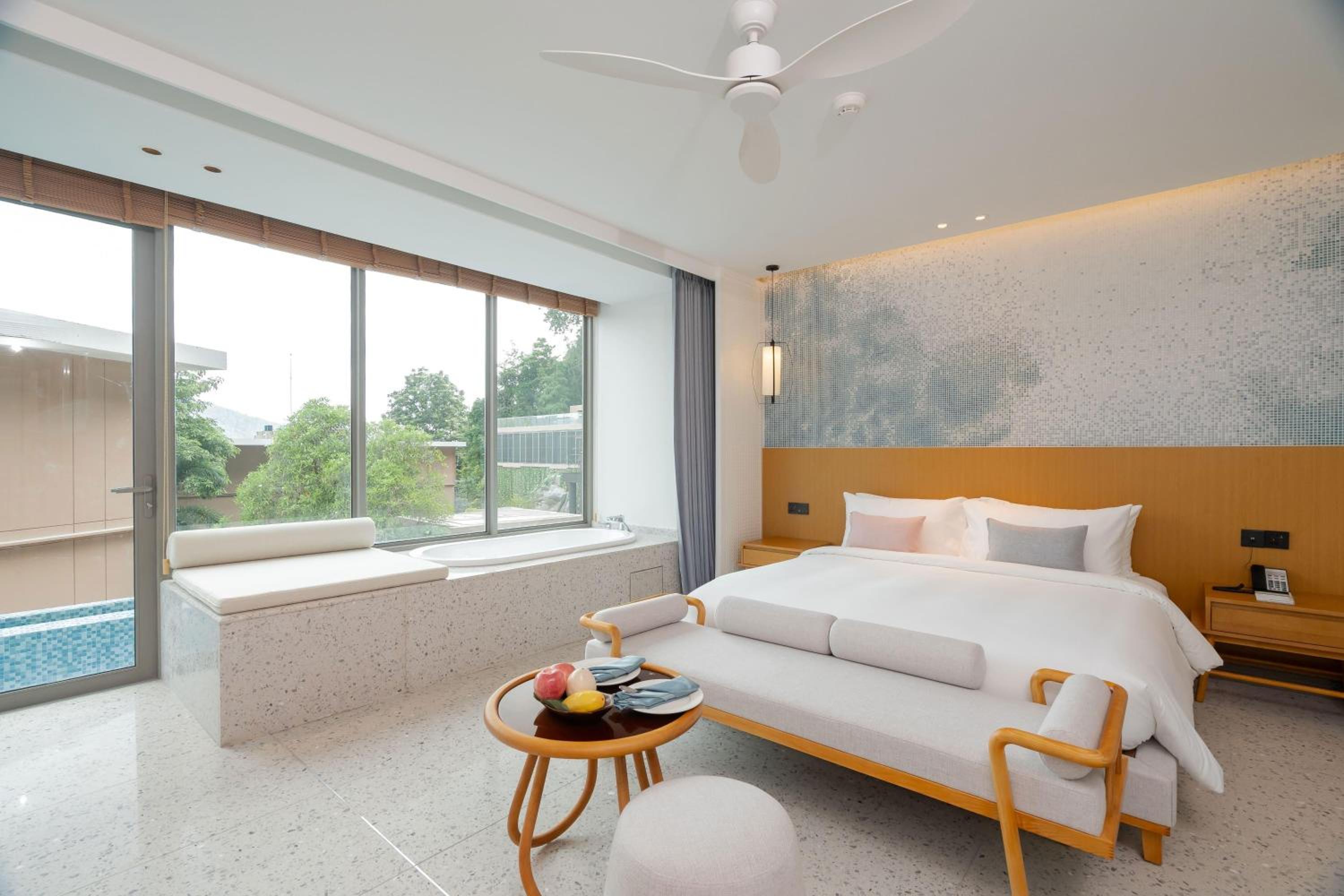 Deluxe King Room with Bathtub photo 2