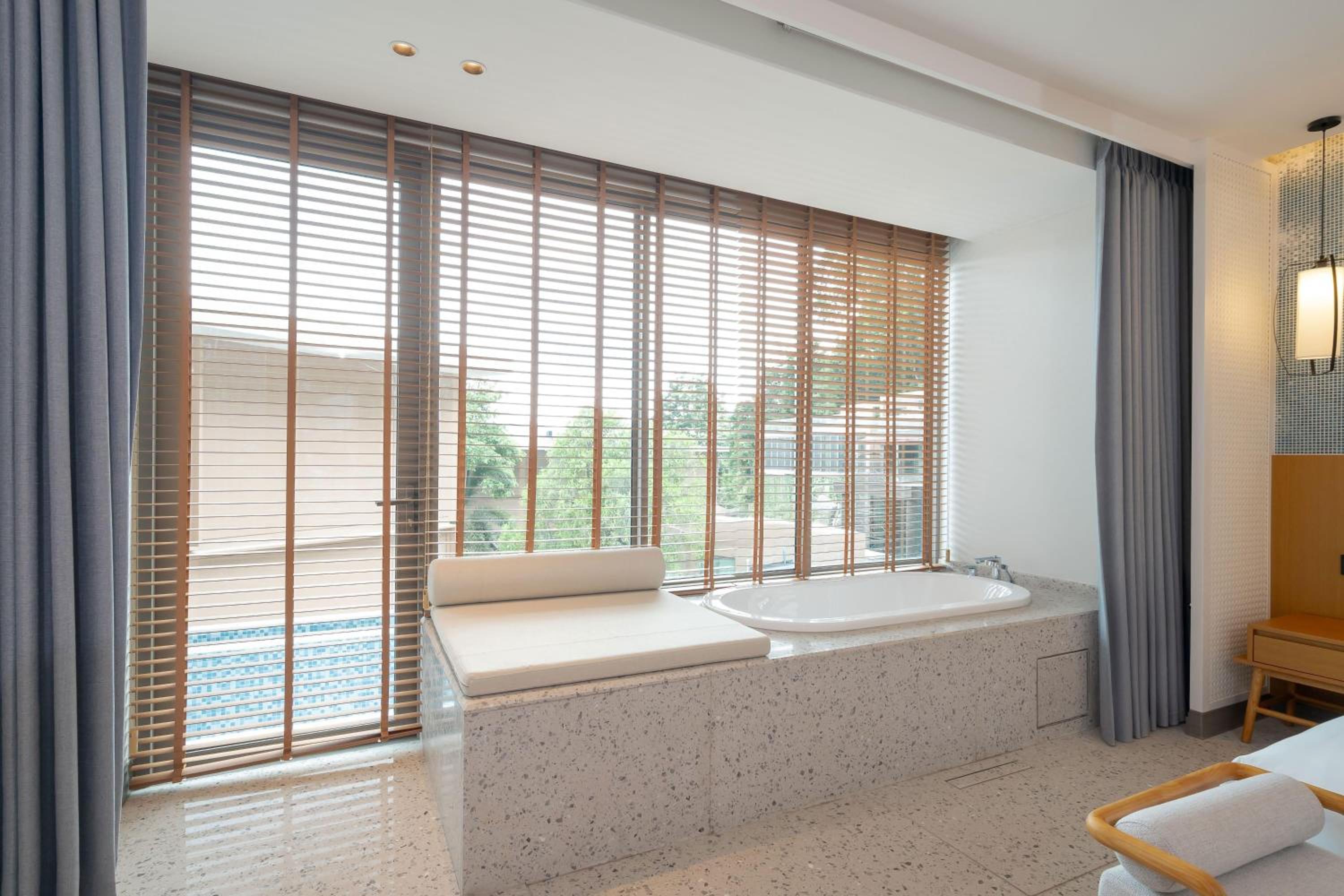 Deluxe King Room with Bathtub