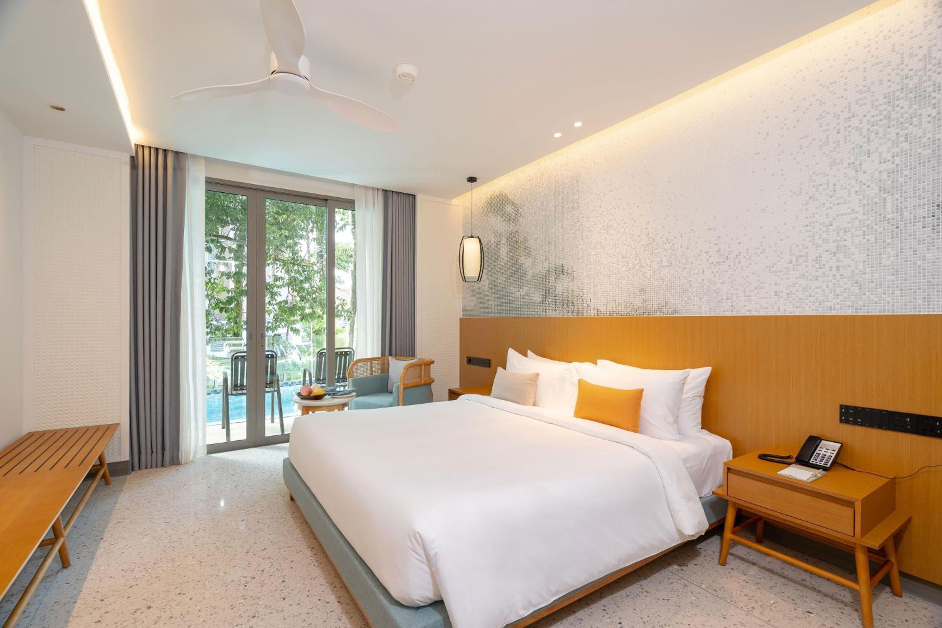 Superior King Room - Pool Access photo 2