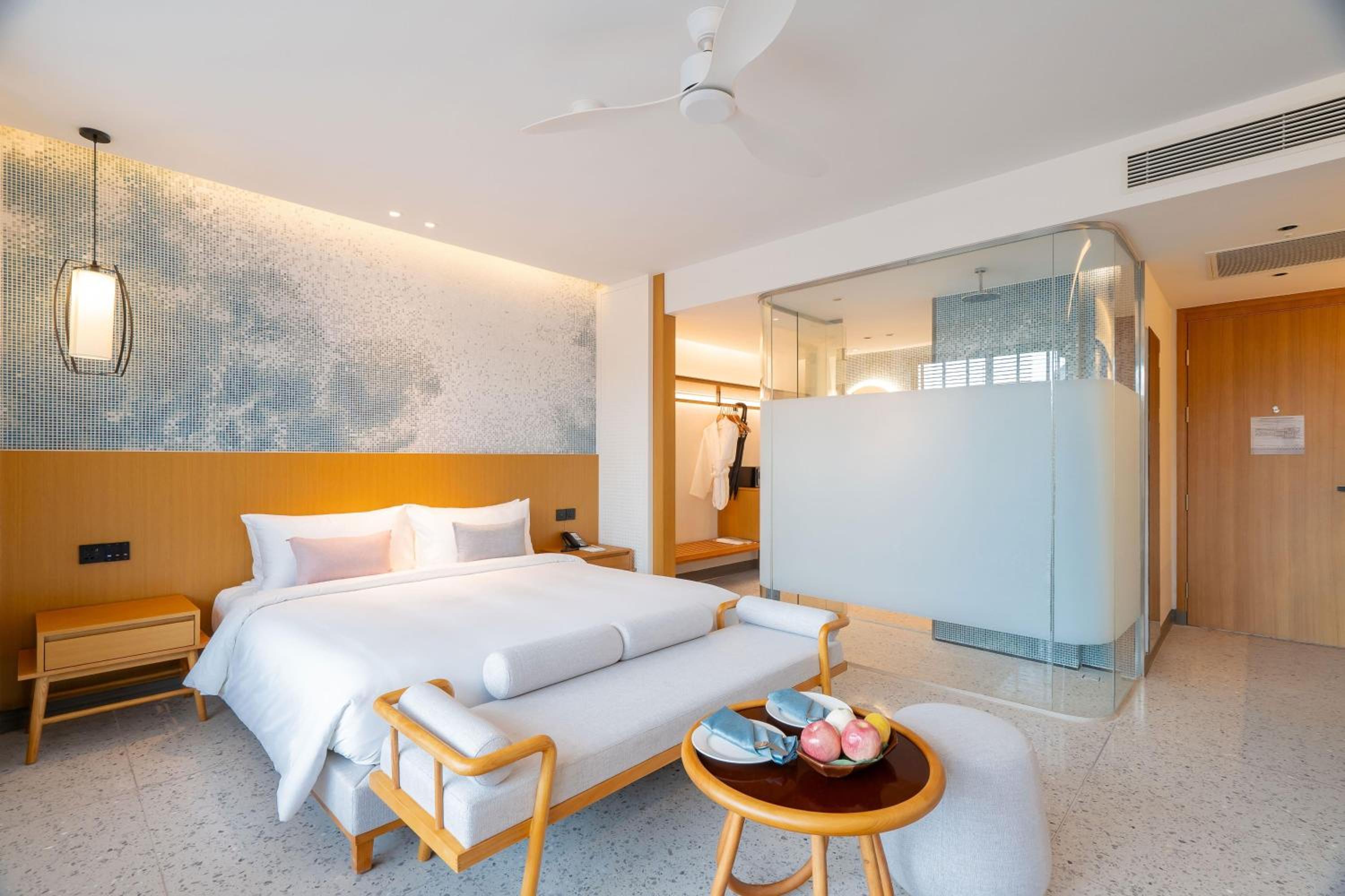 Deluxe King Room with Bathtub photo 3
