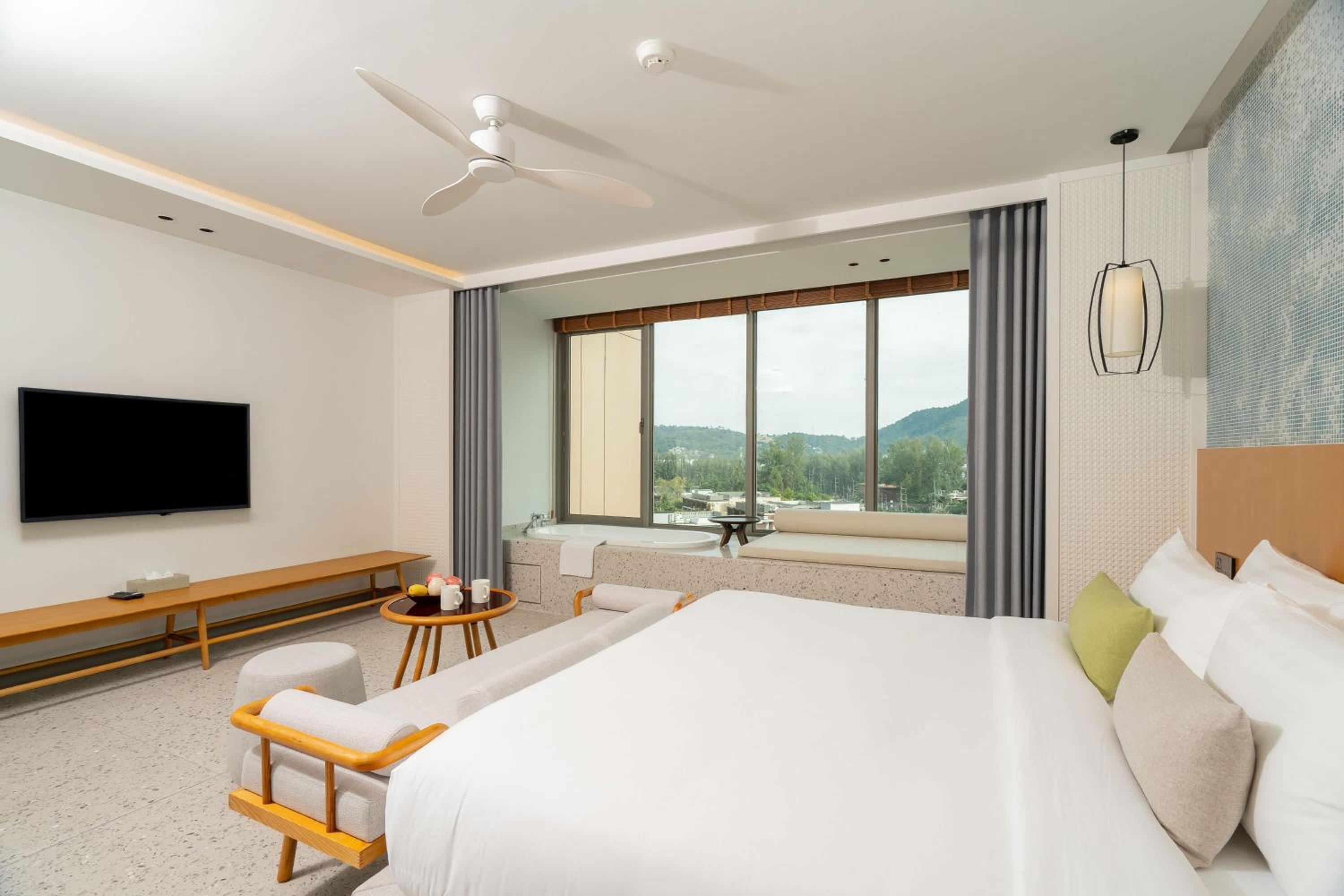 Deluxe King Room with Pool Access photo 2