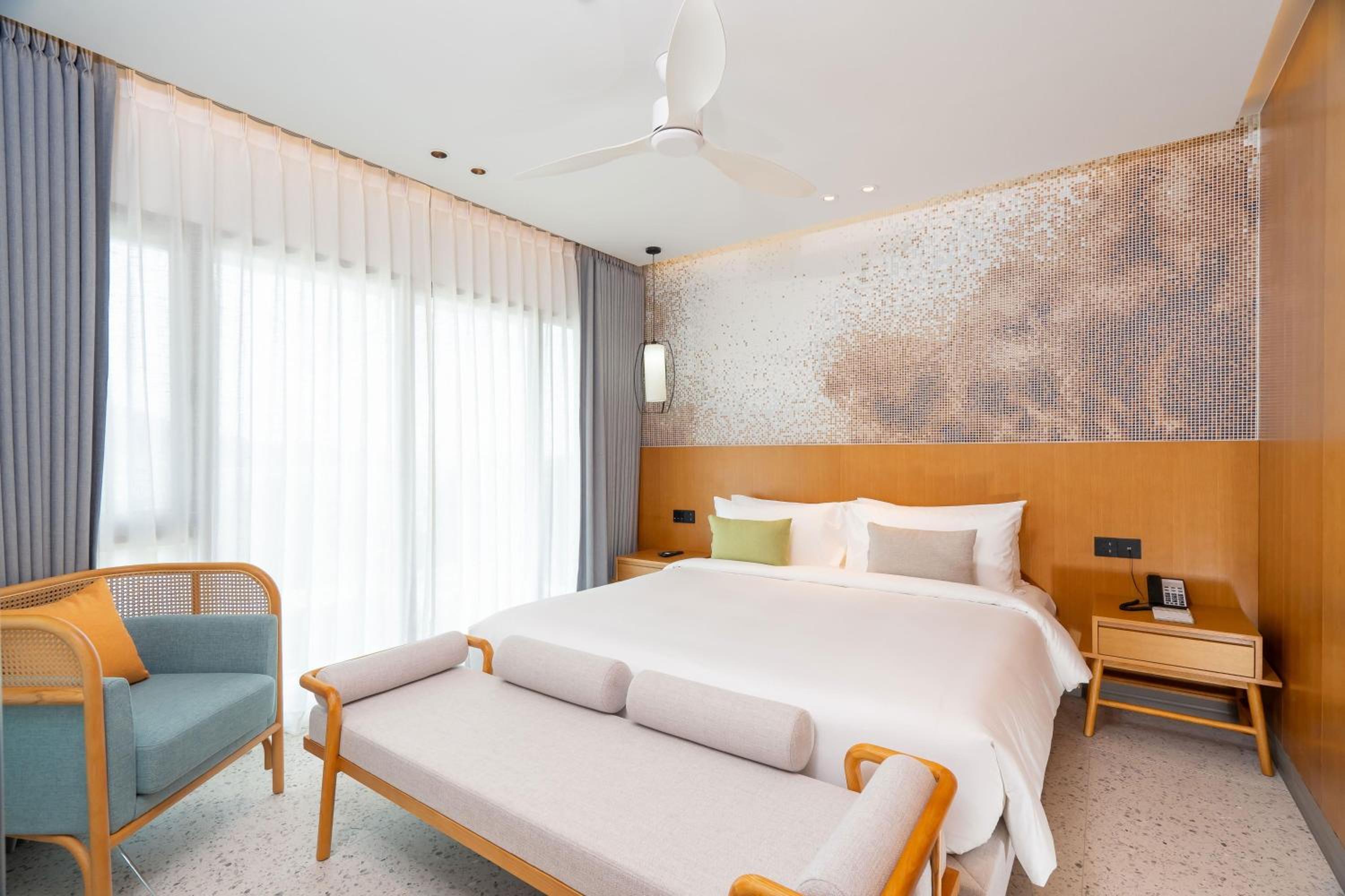 Deluxe King Suite with Ocean View photo 2