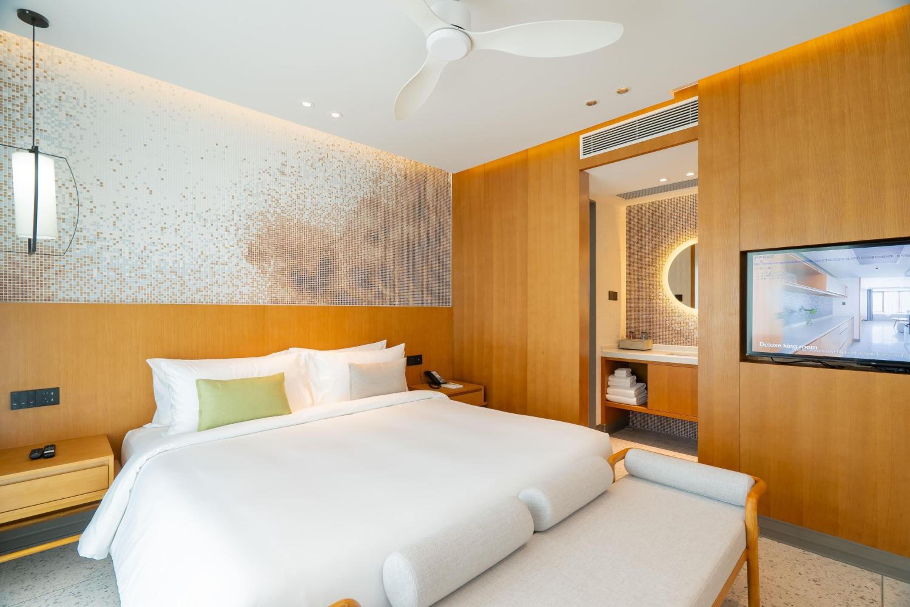 Deluxe King Suite with Pool Access photo 3