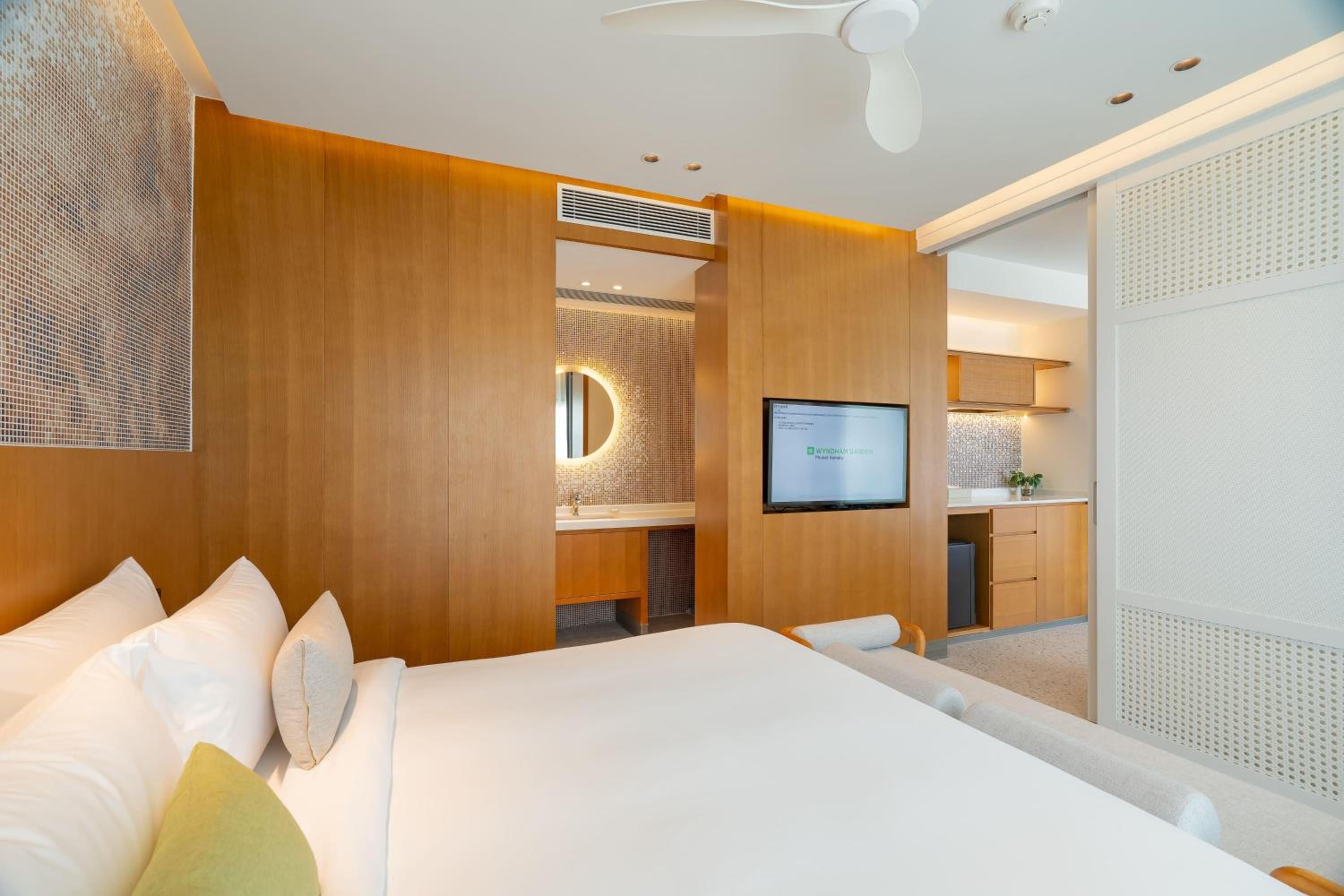 Deluxe King Suite with Pool Access photo 2