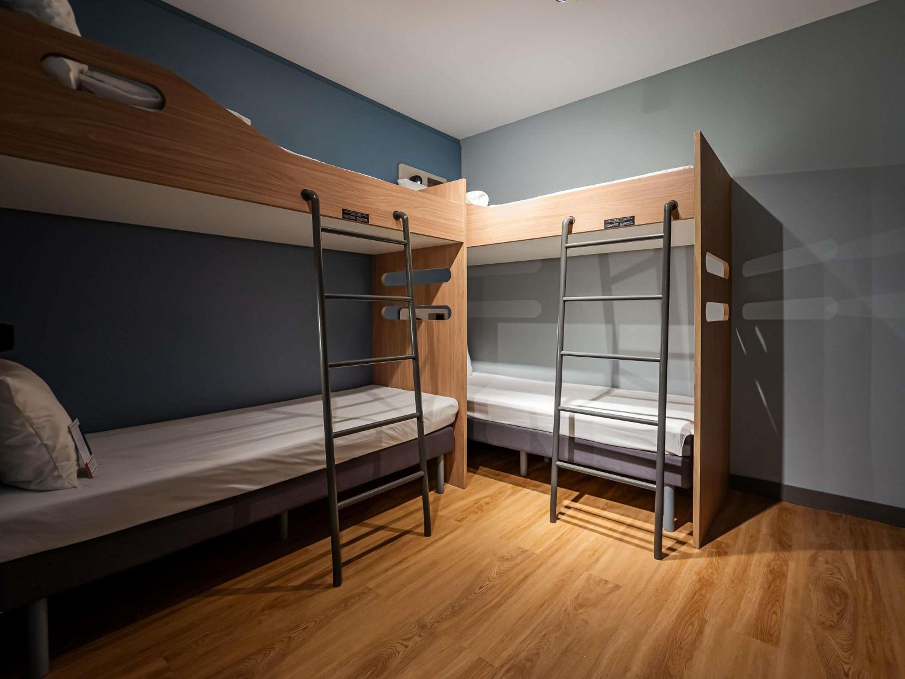 Standard Room with One Double Bed and One Single Bed - Mobility Access photo 1