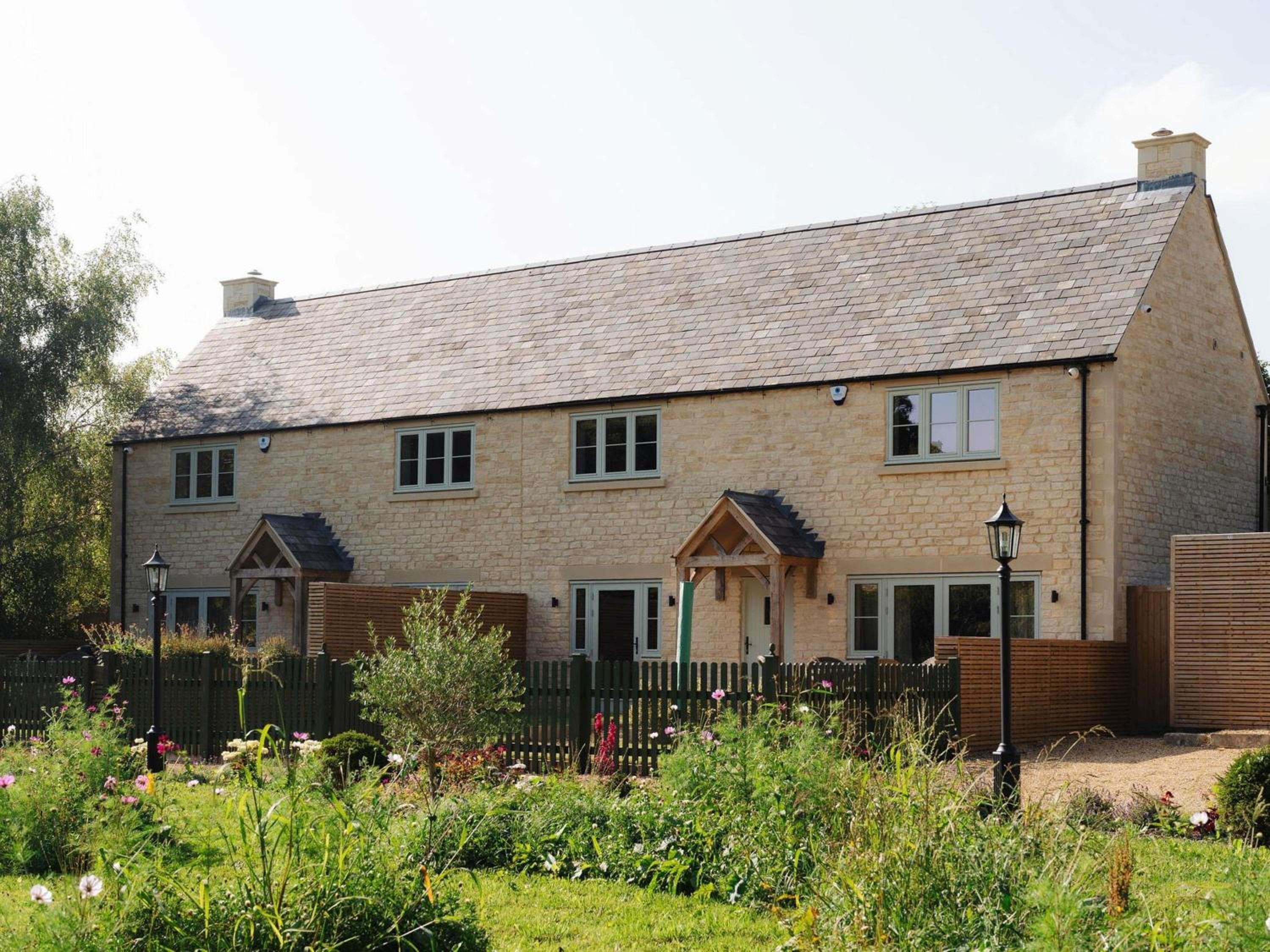 Two-Bedroom Grand Cottage with One Double Bed and One Twin Bed photo 1