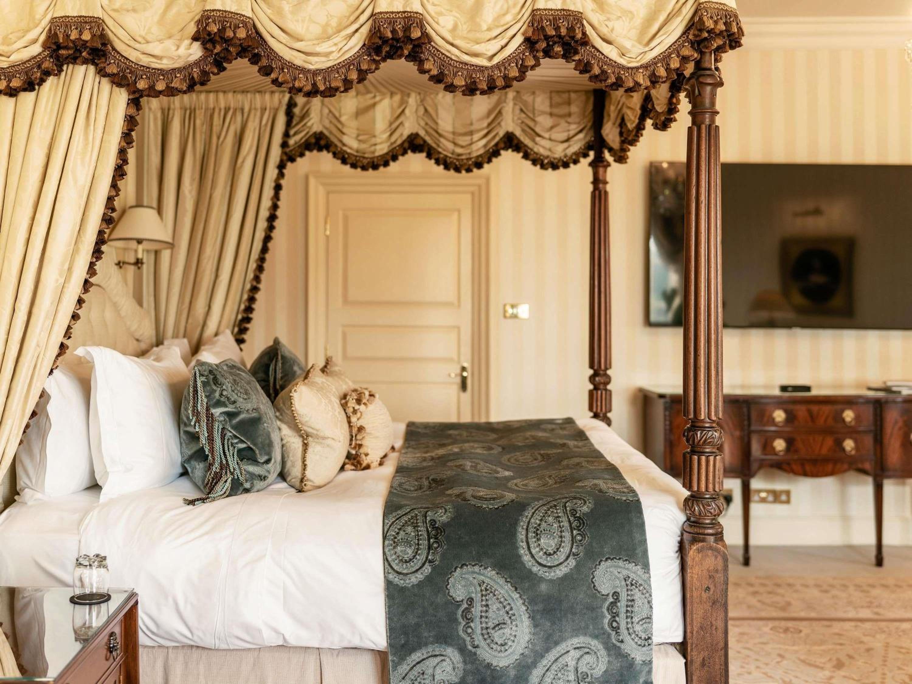 Master Grand Suite with One Double Bed (Non Smoking) photo 2