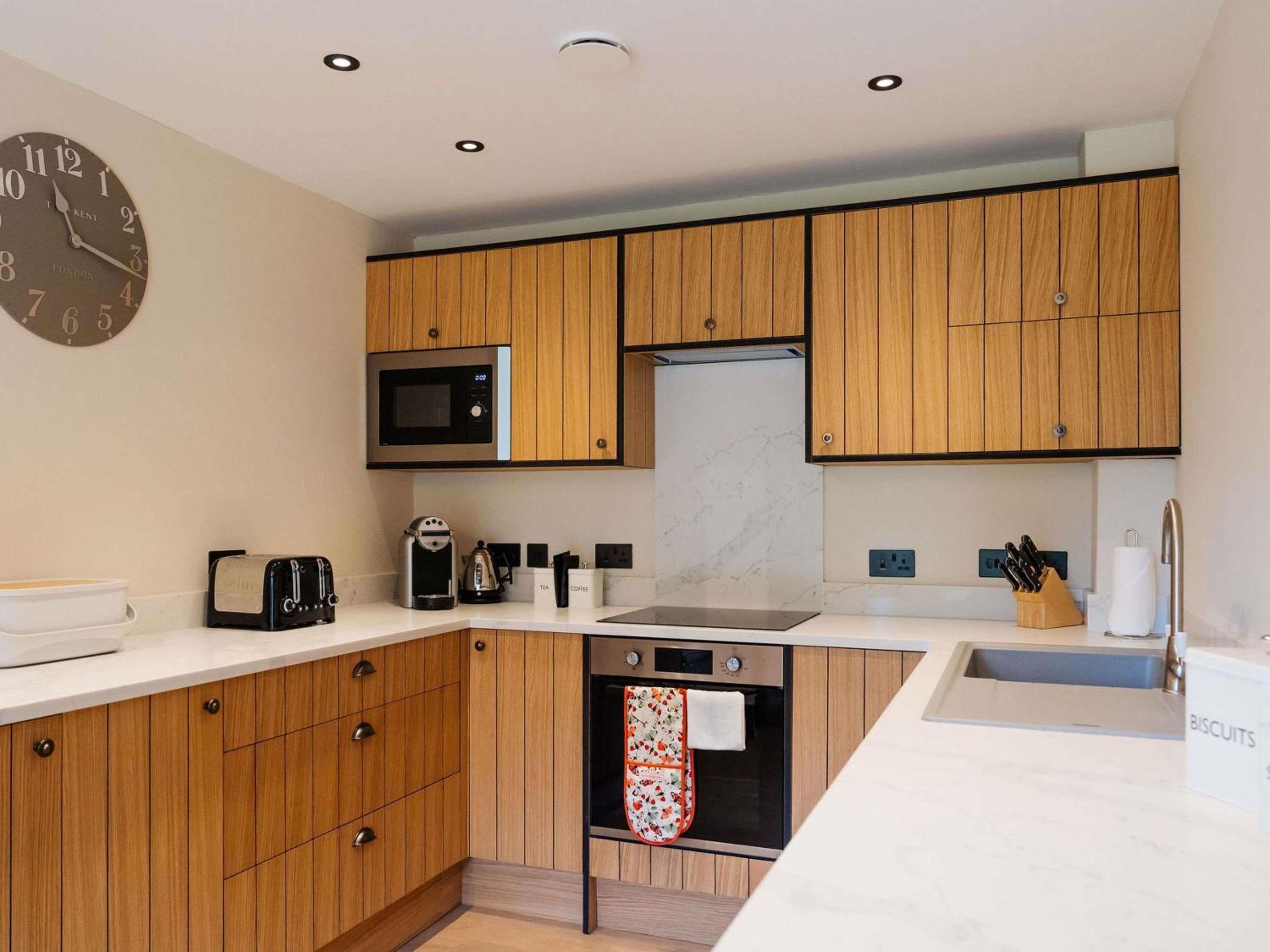 Two-Bedroom Grand Cottage with One Double Bed and One Twin Bed photo 2