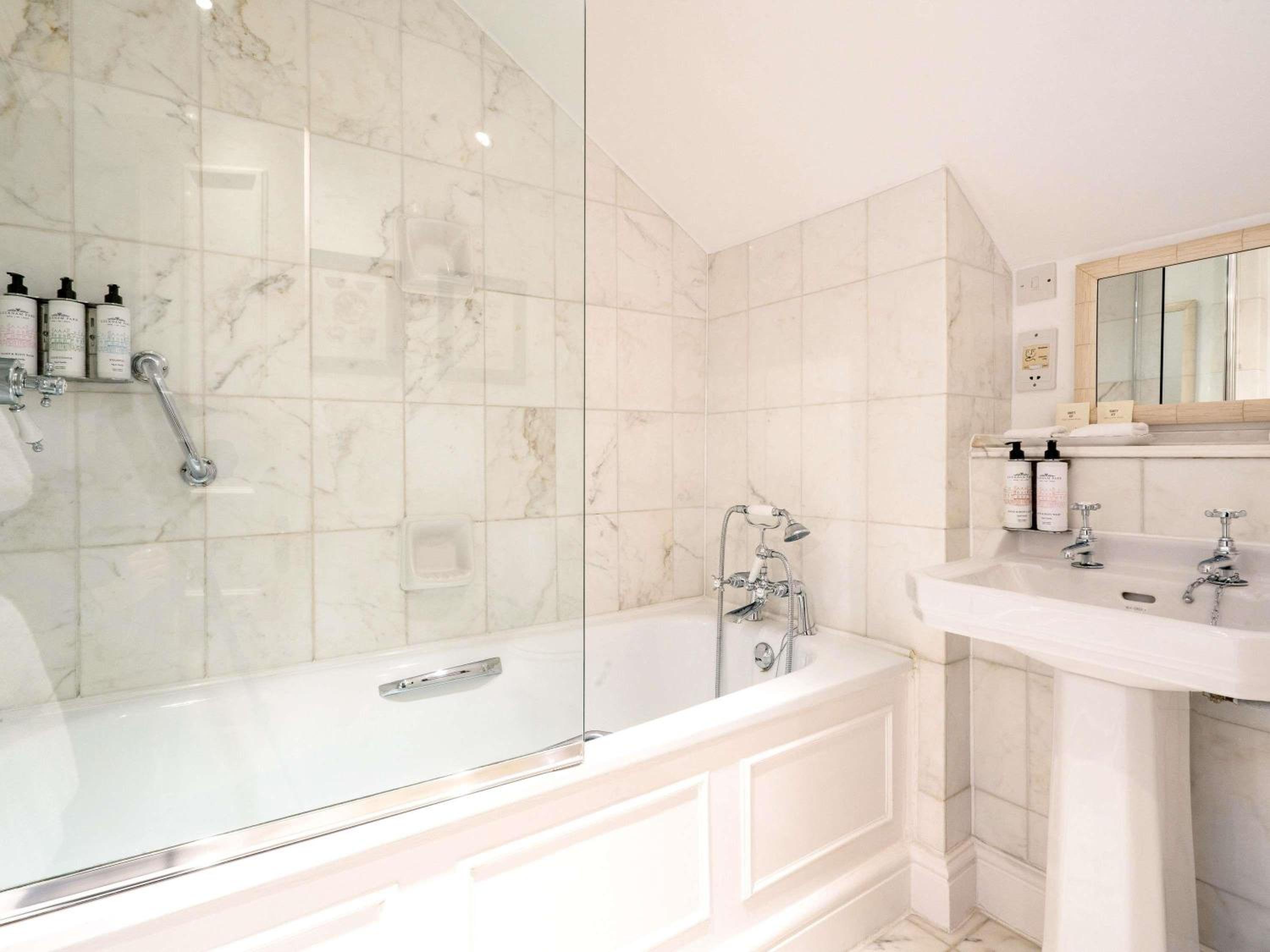 Classic Double Room with One Double Bed and 2 Adults Occupancy (Non Smoking) photo 3