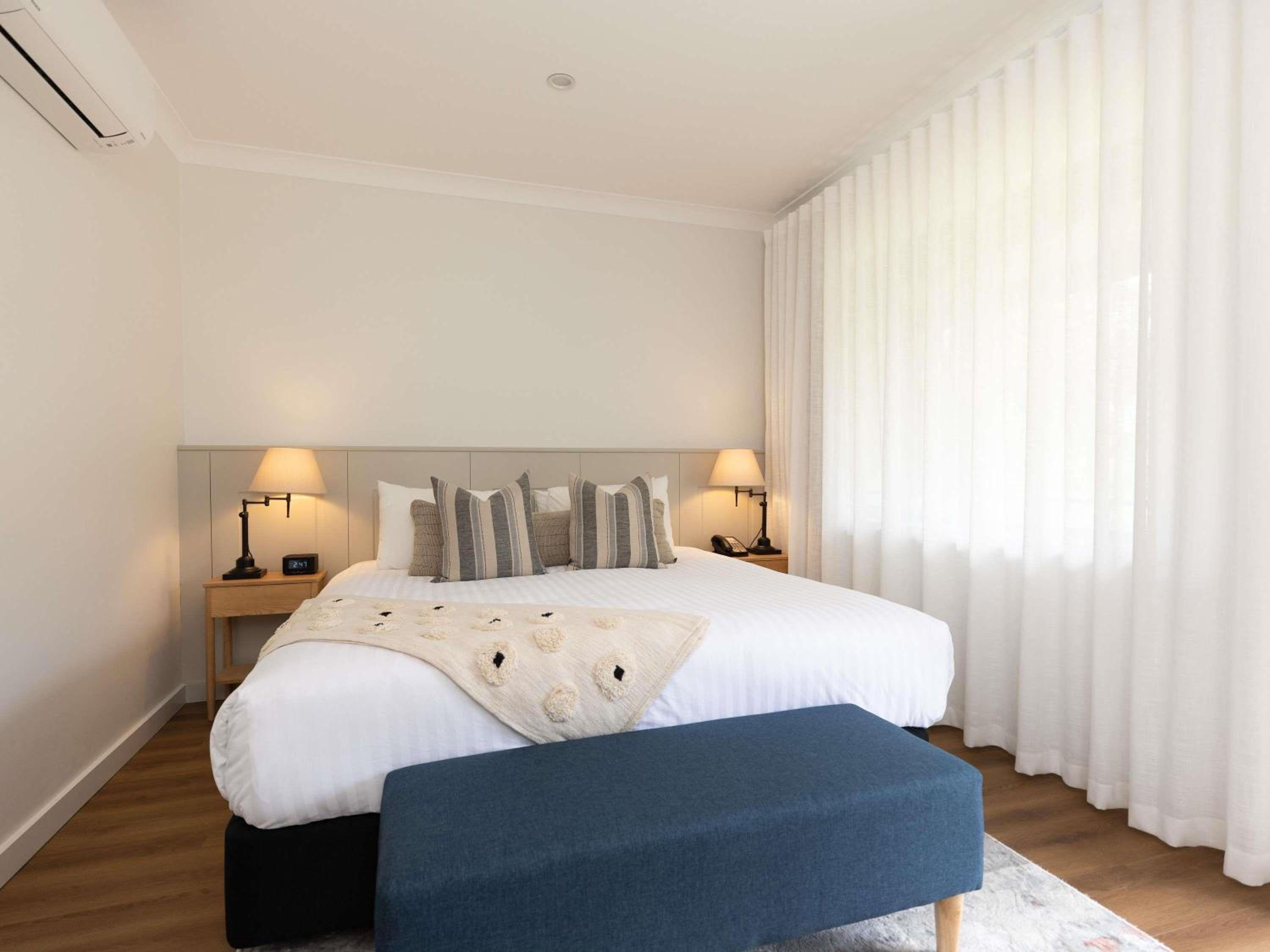 Deluxe Suite with One King Bed and One Single Bed - Garden Side - Photo 2
