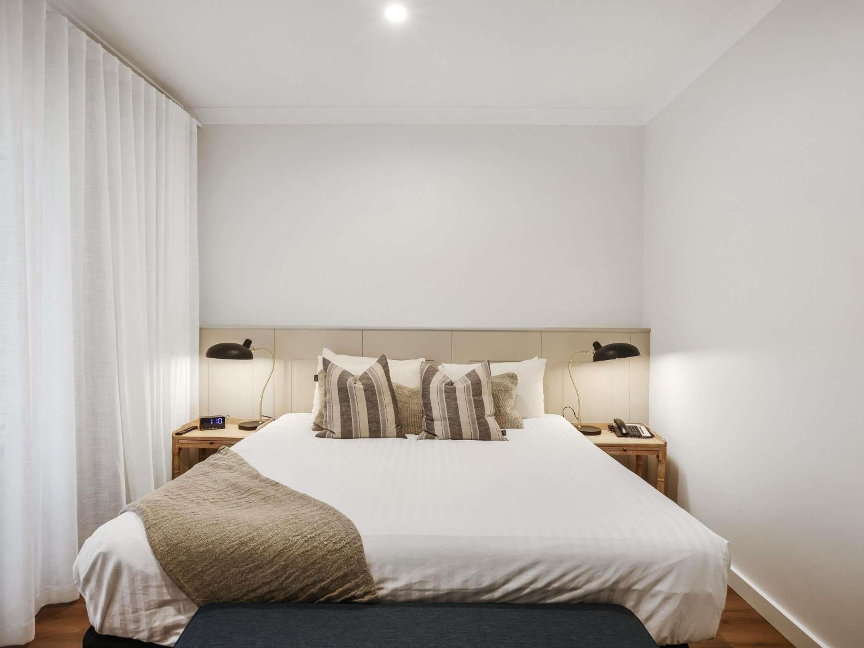 Deluxe Suite with One King Bed and One Single Bed - Photo 2
