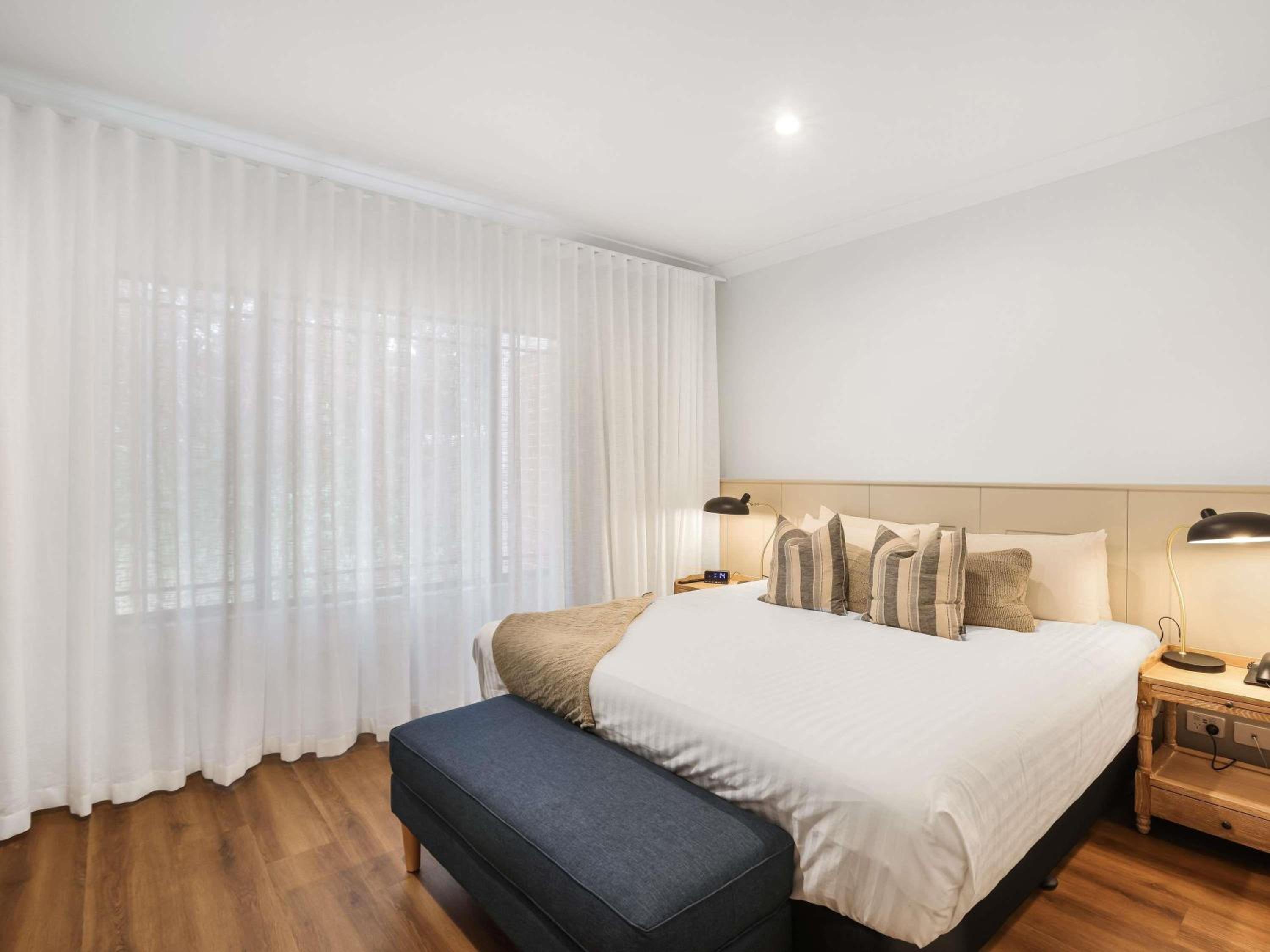 Deluxe Suite with One King Bed and One Single Bed - Photo 3
