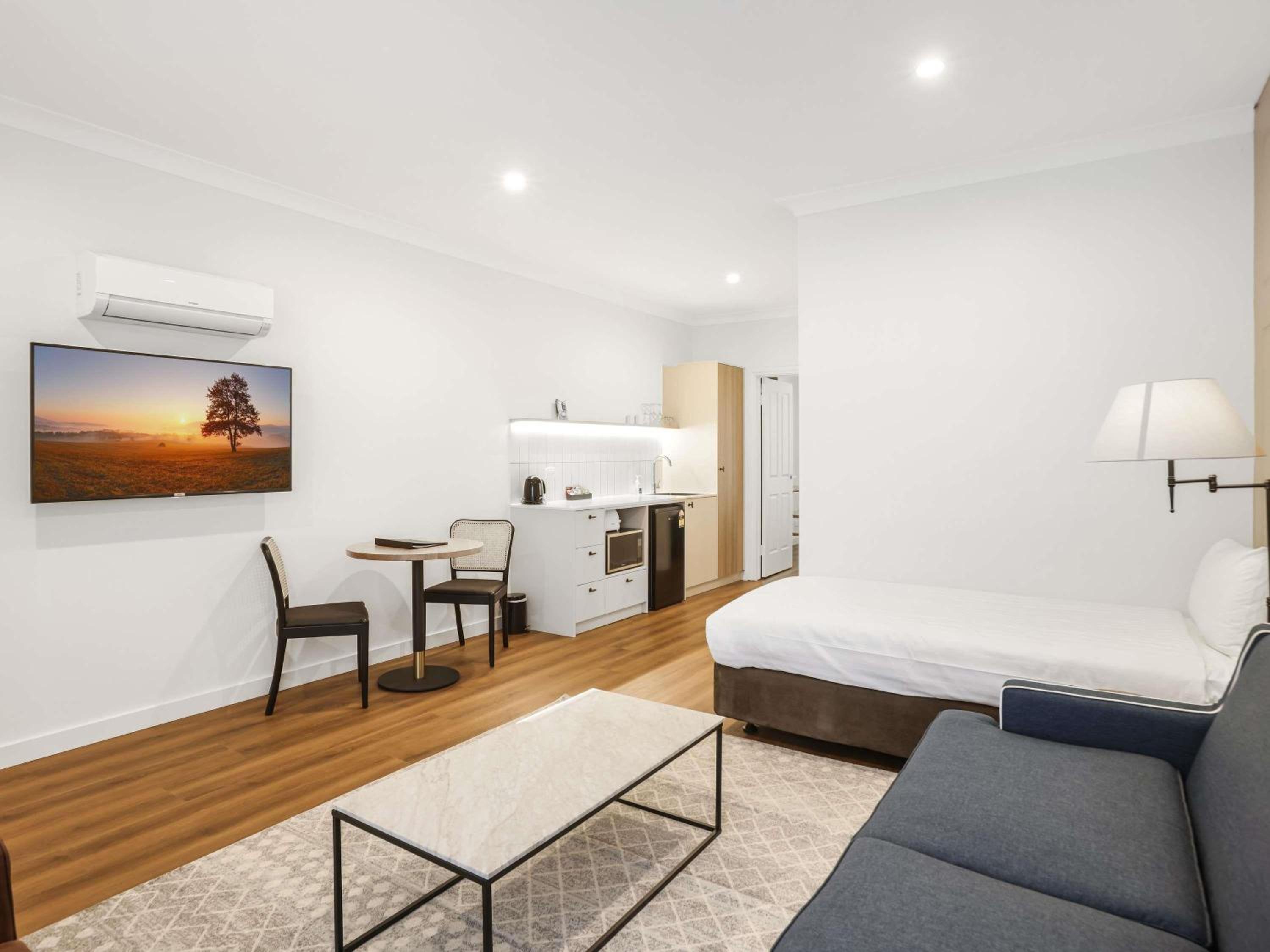 Deluxe Suite with One King Bed and One Single Bed - Photo 7