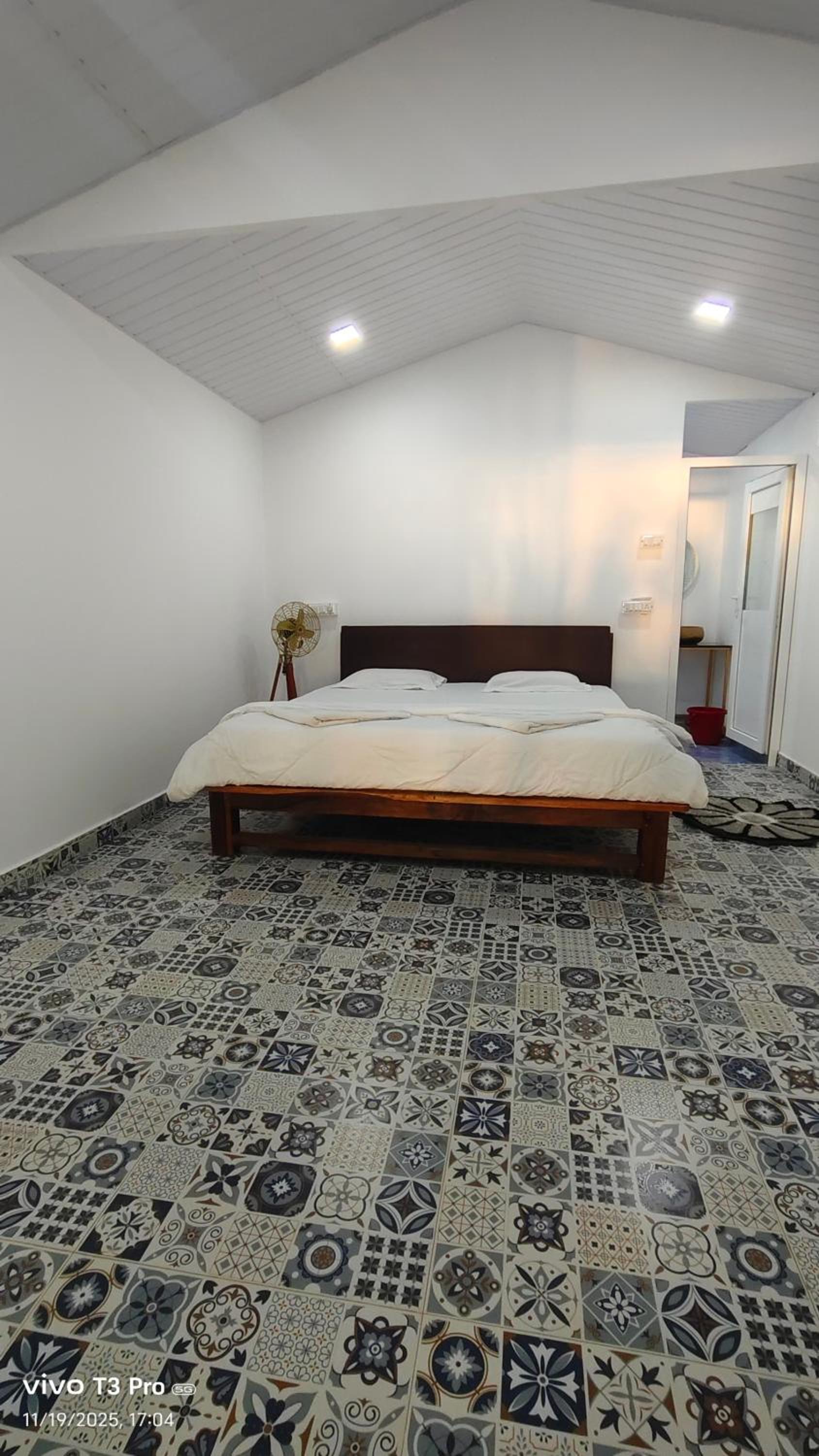 Deluxe Double Room with Side Sea View