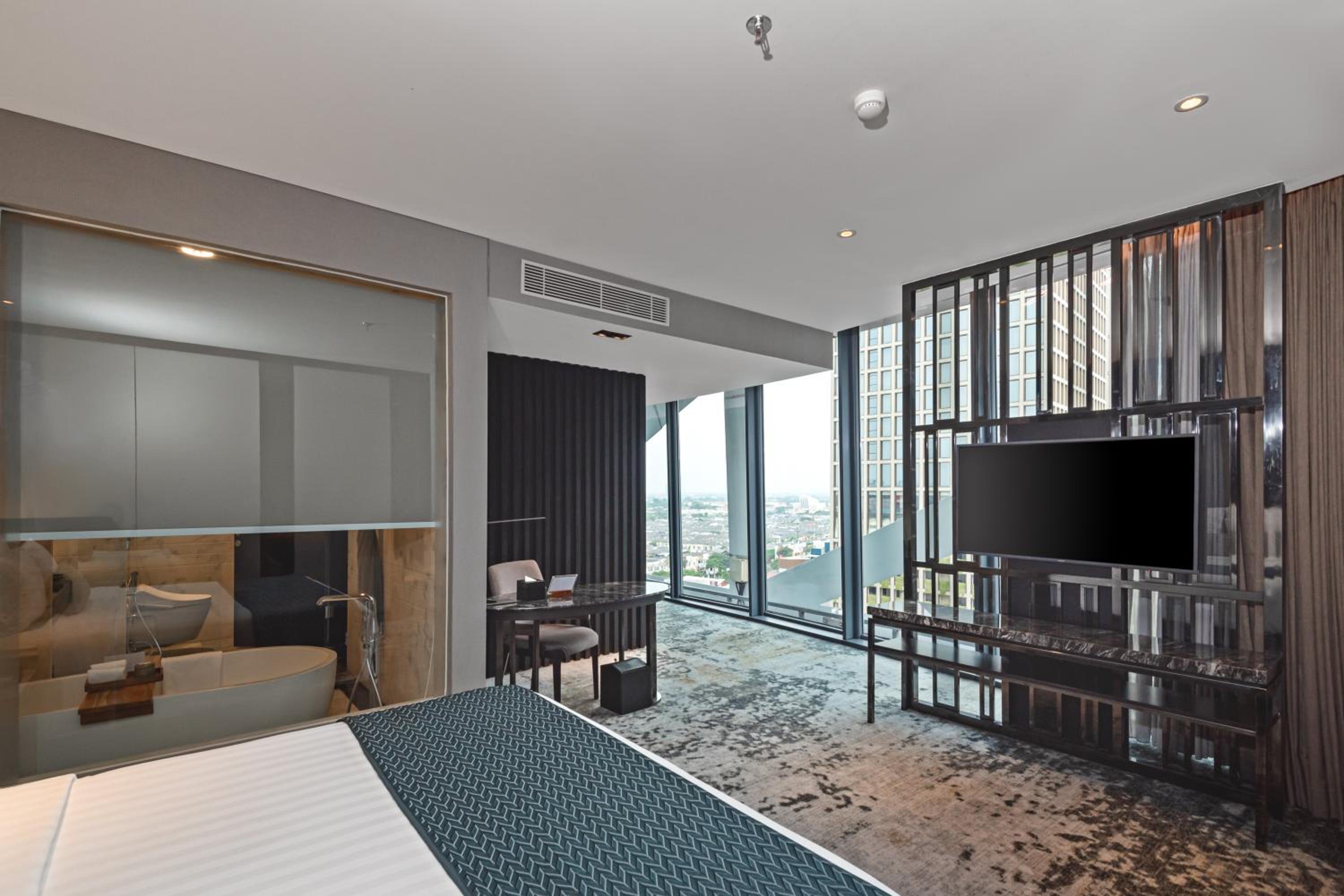 NYE 2026 - Junior Suite King Room photo 2