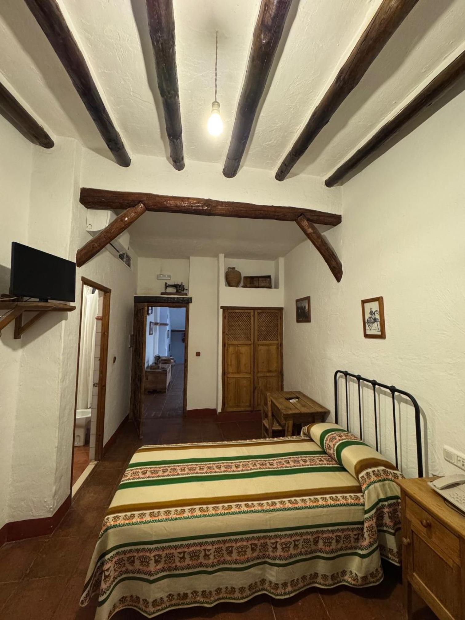 Standard Double Room - Photo 6