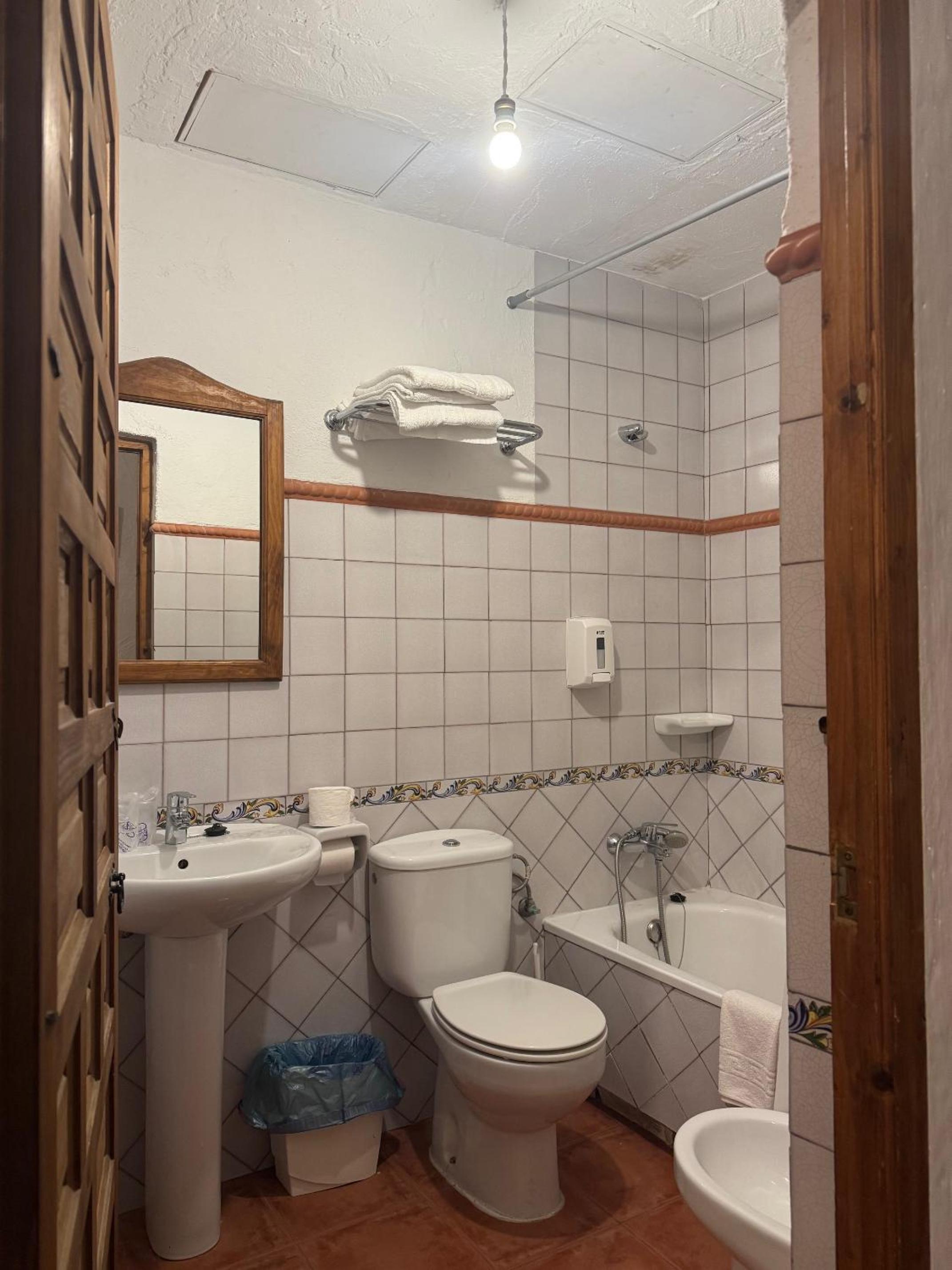 Standard Double Room - Photo 3