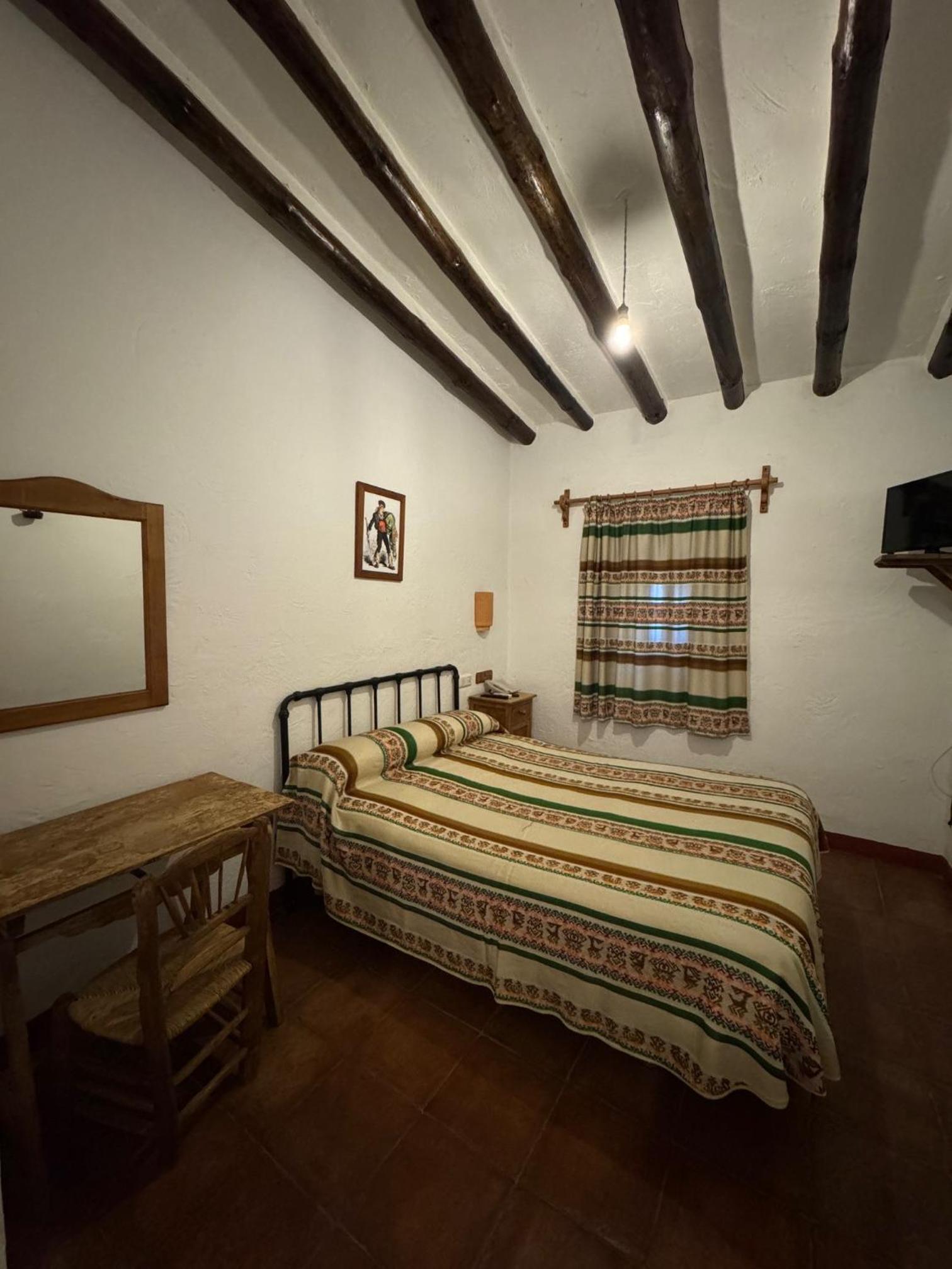 Standard Double Room - Photo 4