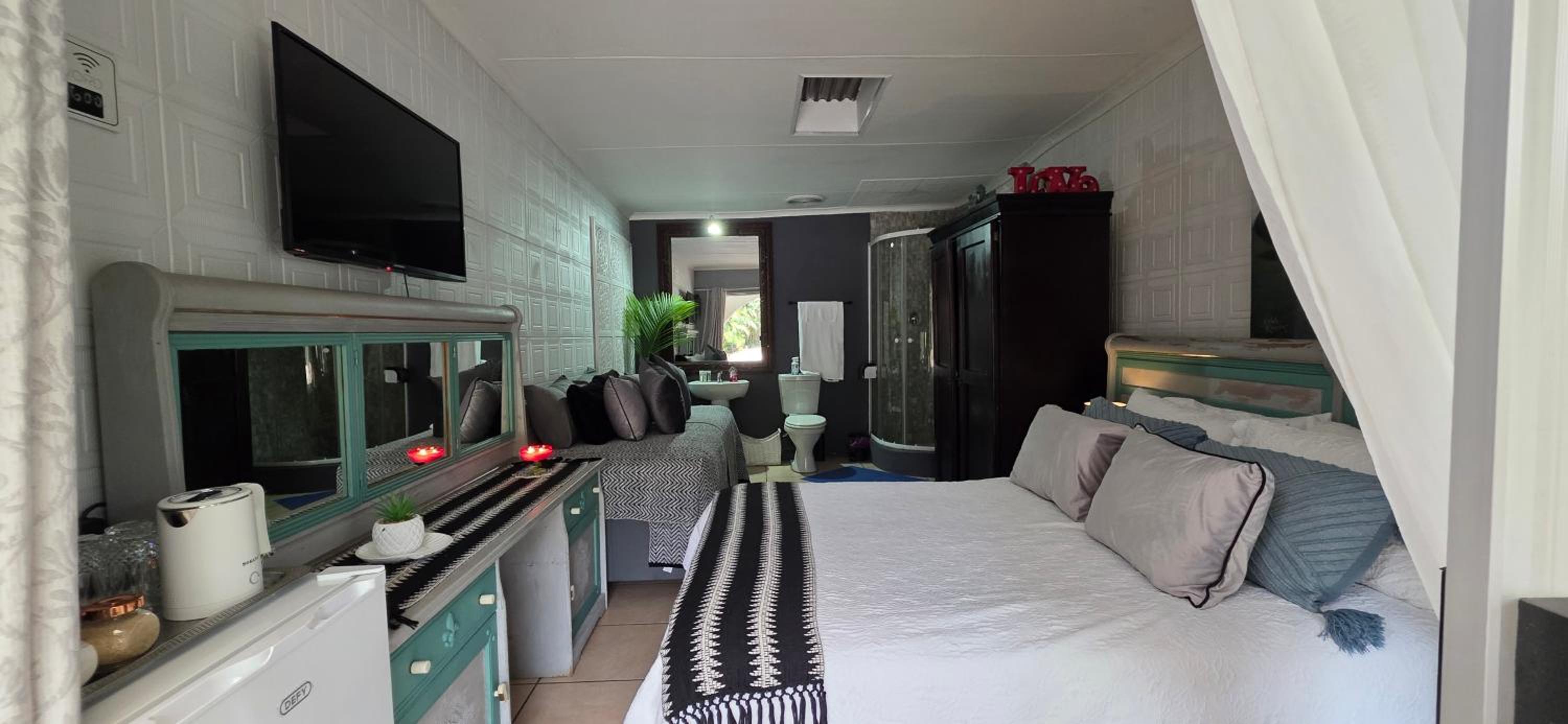 Deluxe Room (2 Adults + 1 Child) photo 2