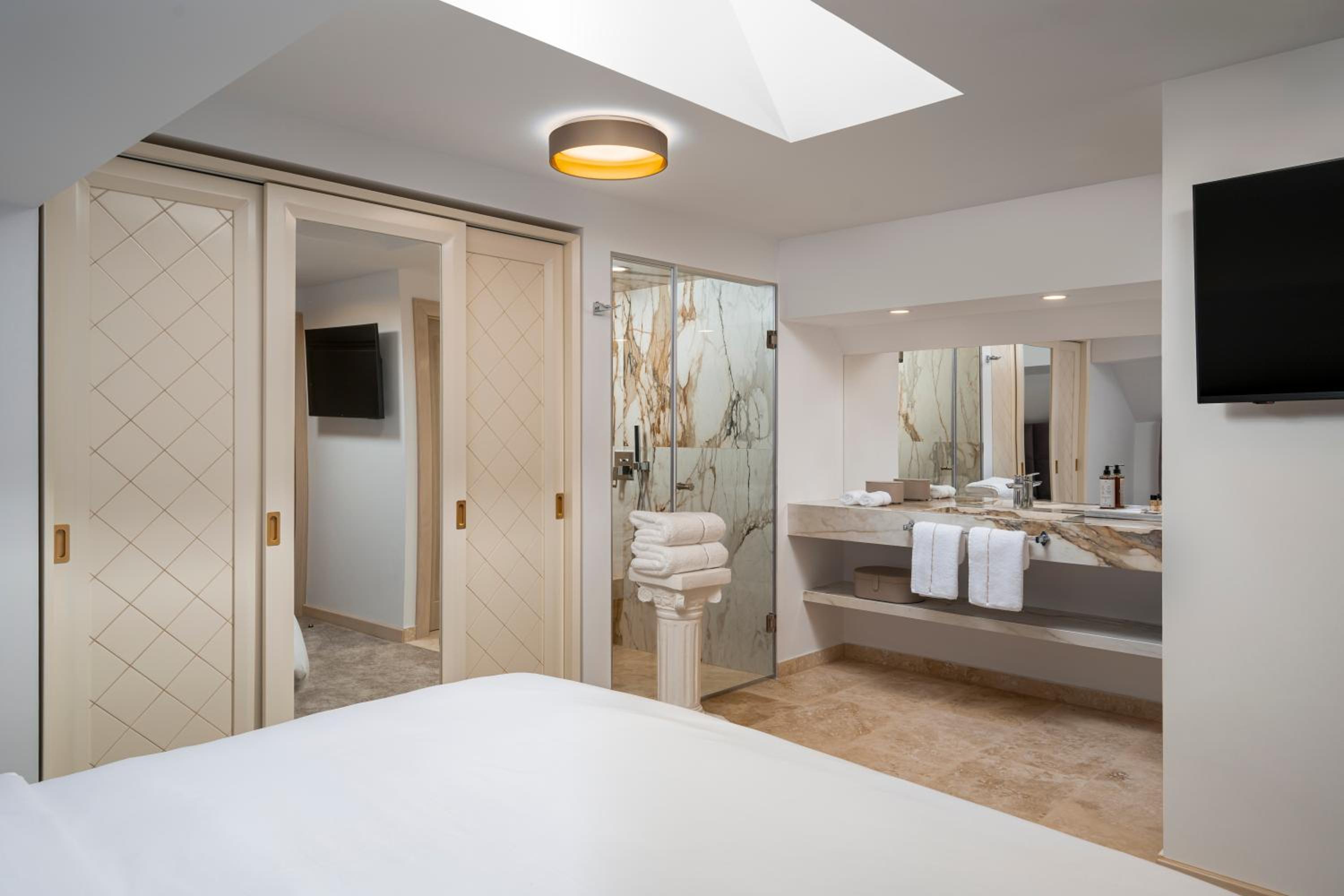 Nobile Two-Bedroom Deluxe Apartment