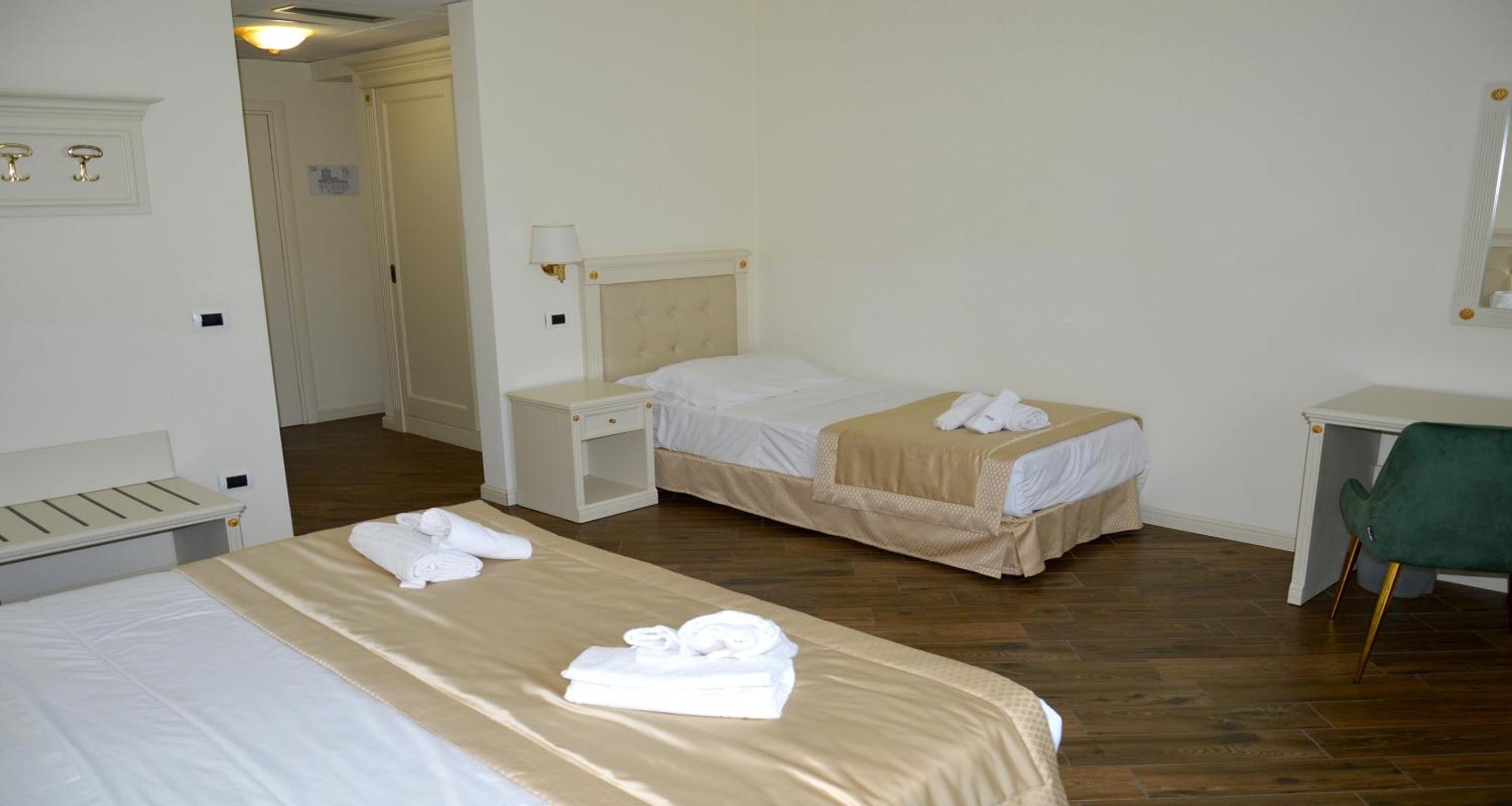 Comfort Queen Room with Extra Single Bed photo 2