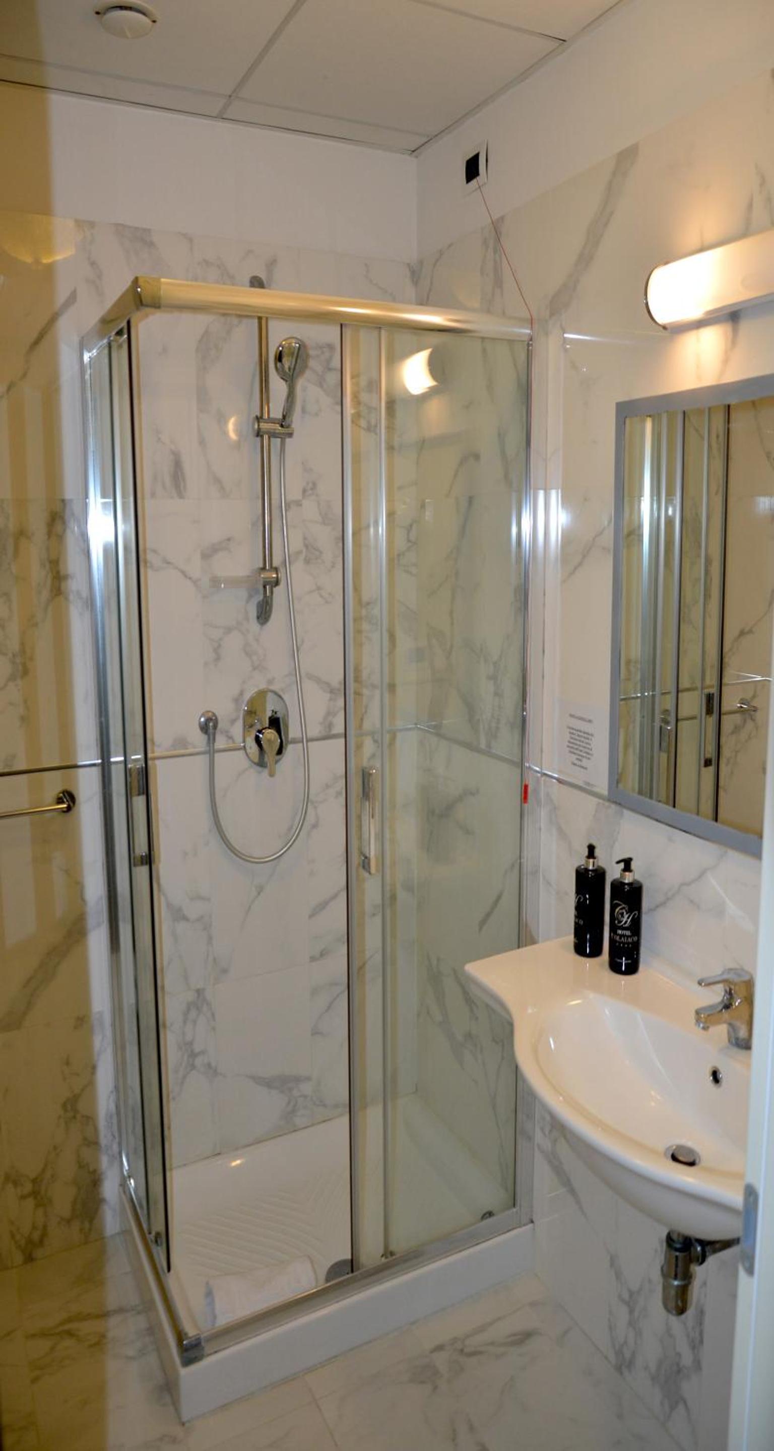 Comfort Queen Room with Extra Single Bed photo 3