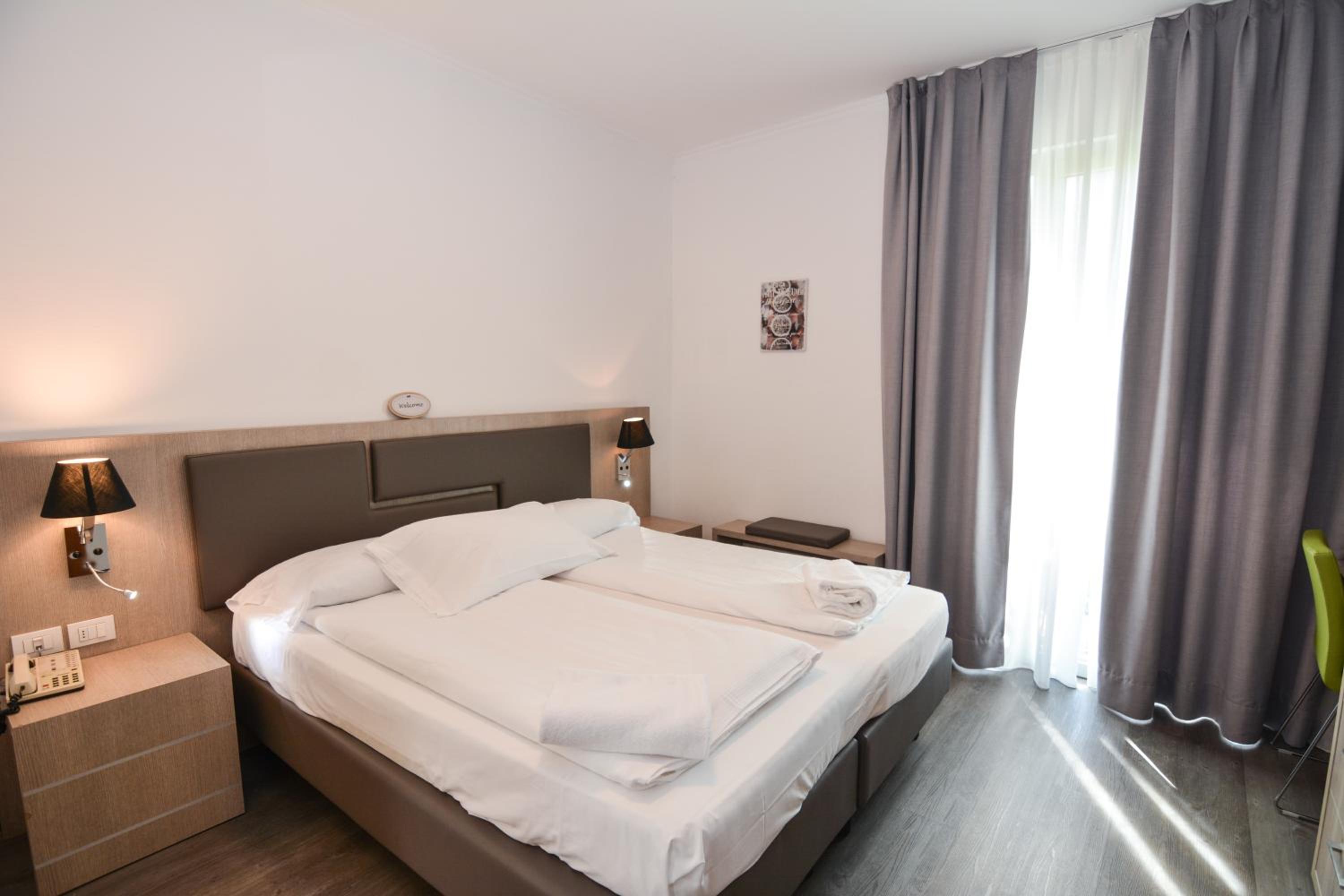 Double or Twin Room with Balcony photo 2