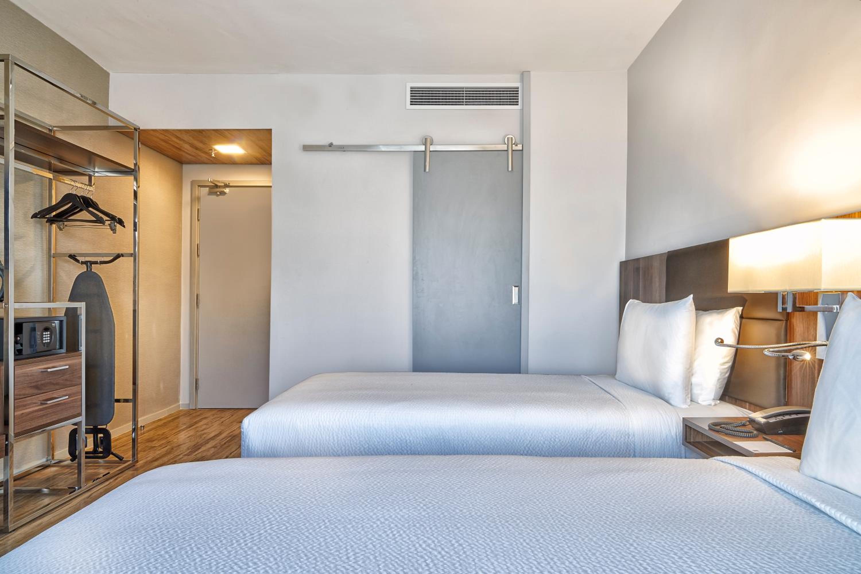 Standard Twin - 2 Single Beds photo 2