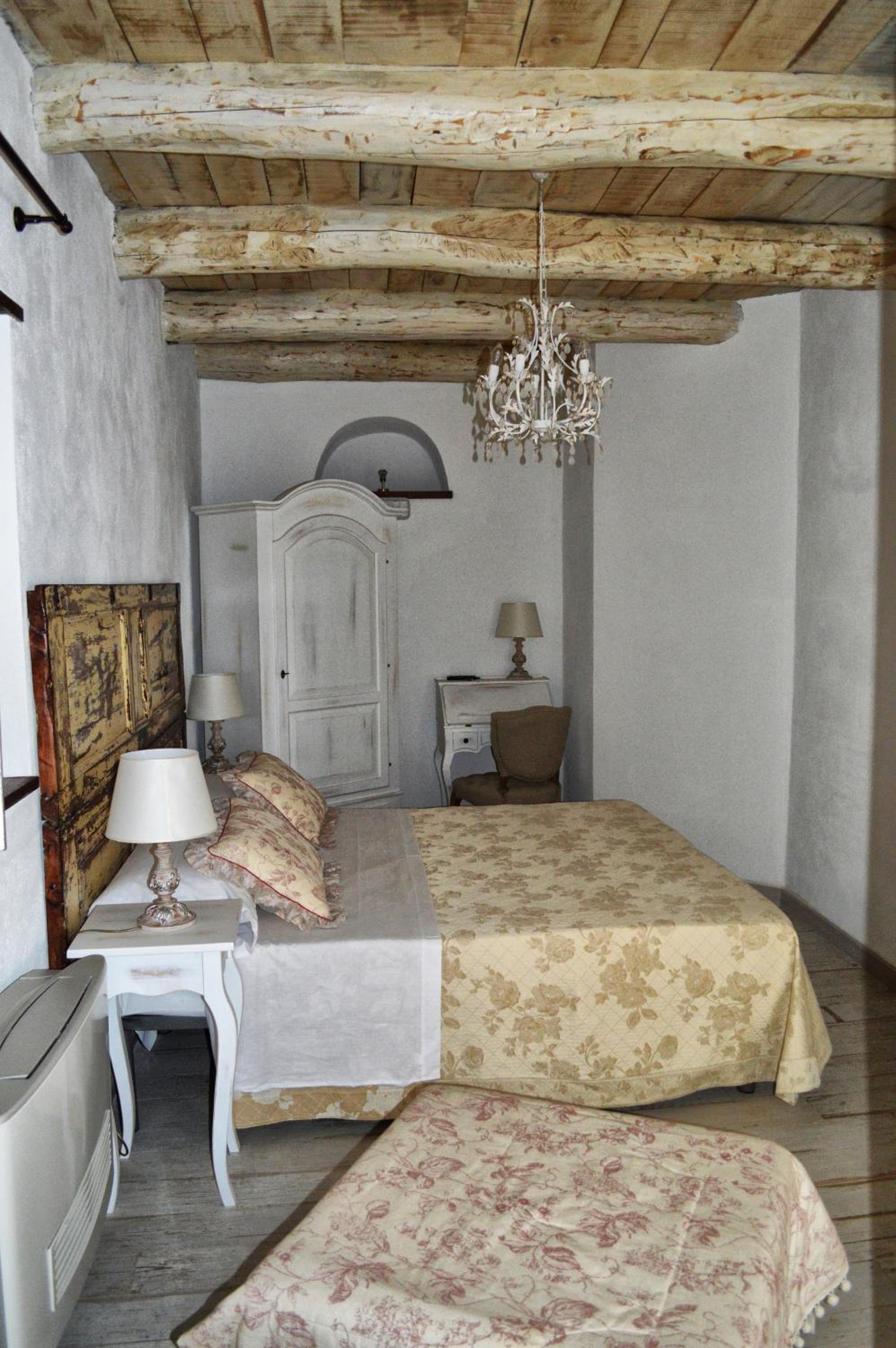 Large Double Room - Photo 2