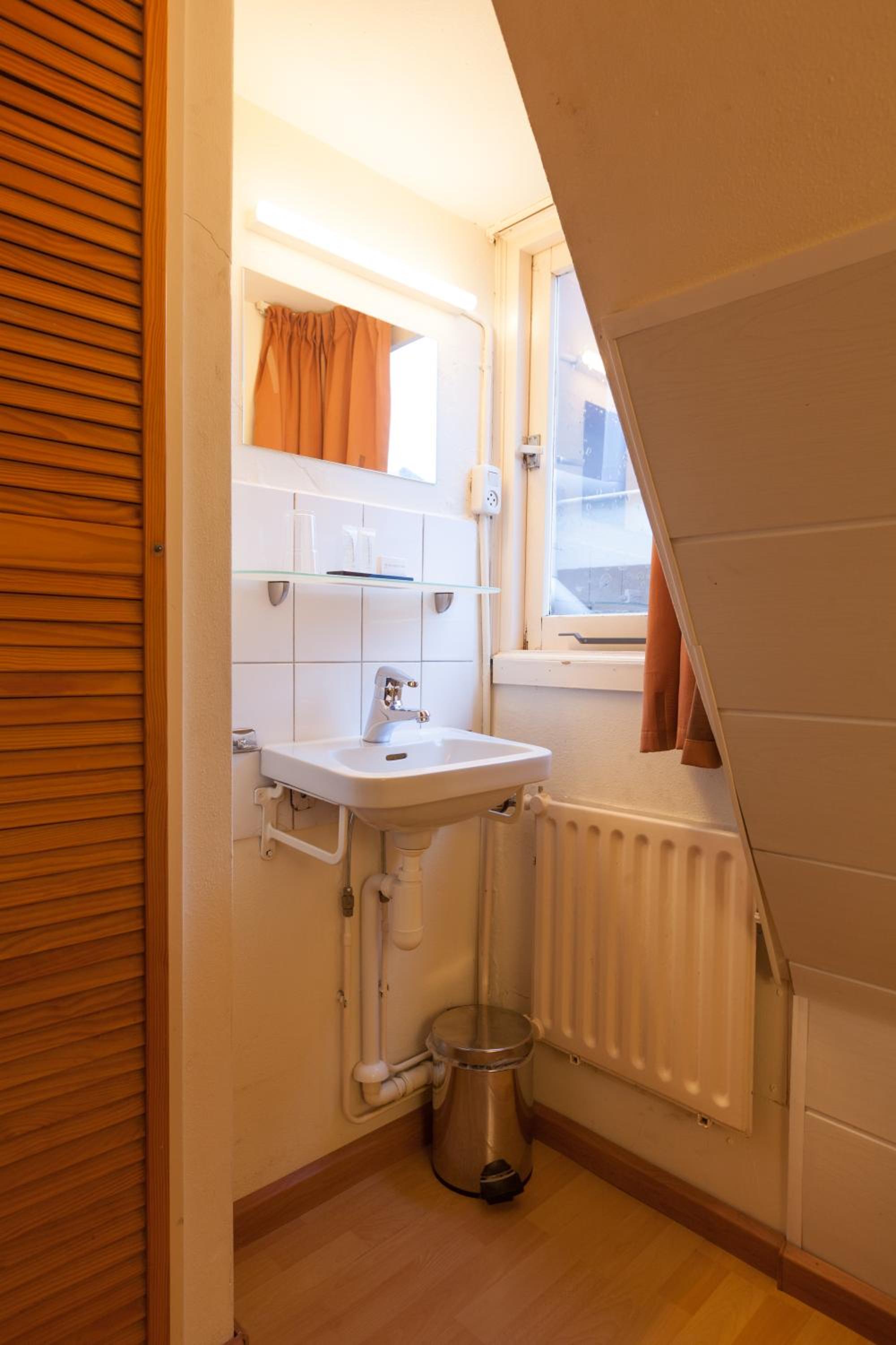 Basic Single Room with Shared Bathroom photo 2