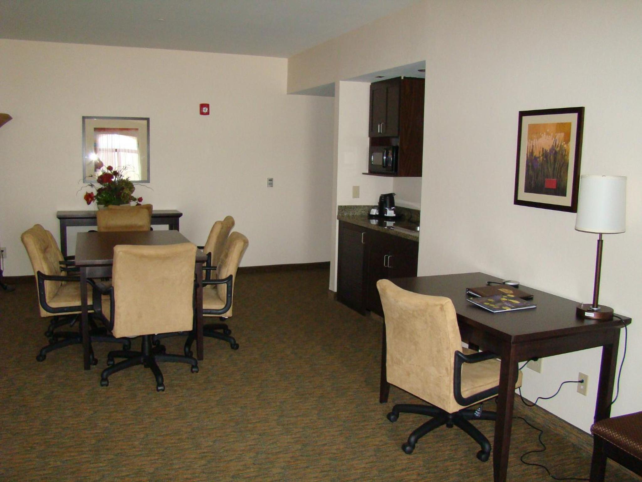 One-Bedroom King Suite with Jetted Tub - Photo 3