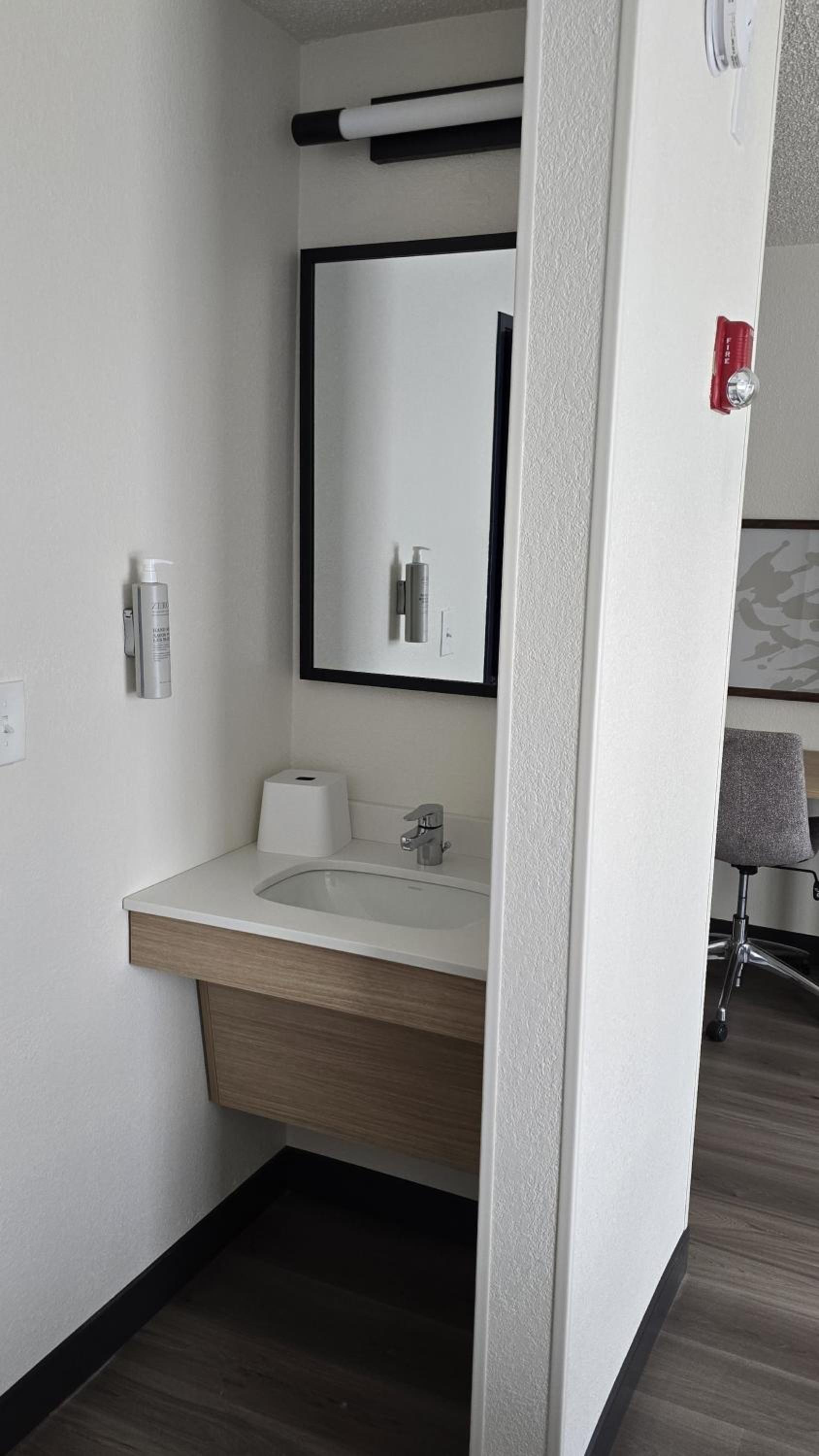 Queen Room with Roll-In Shower - Disability Access photo 1