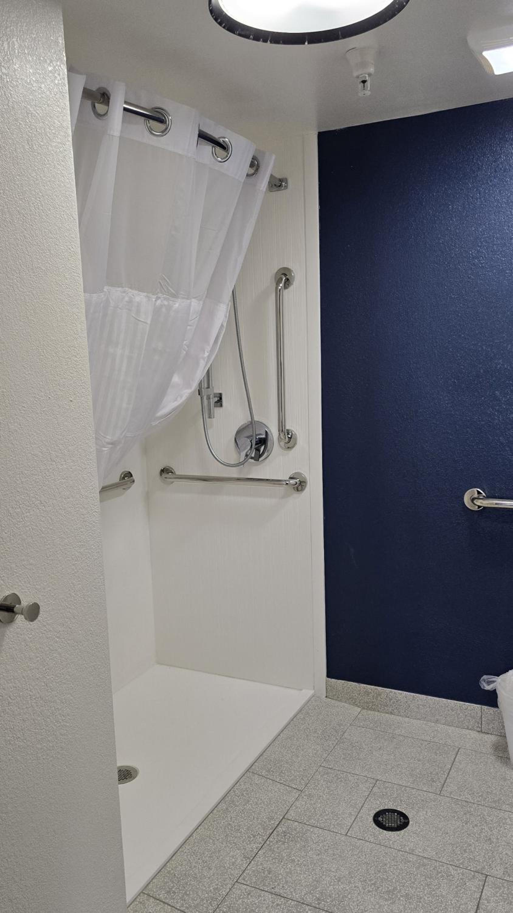 Queen Room with Roll-In Shower - Disability Access photo 3