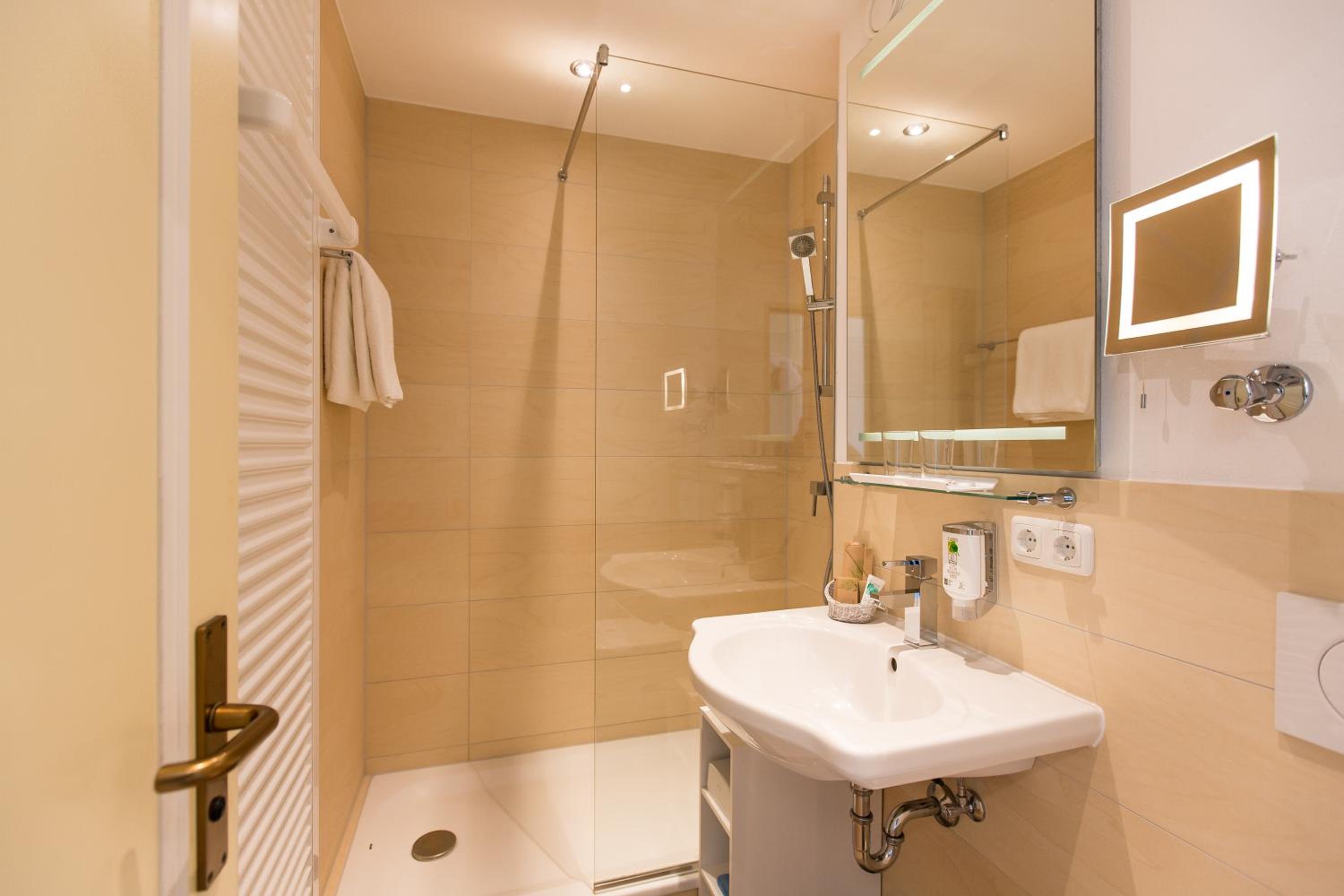 Standard Double Room - Photo 6