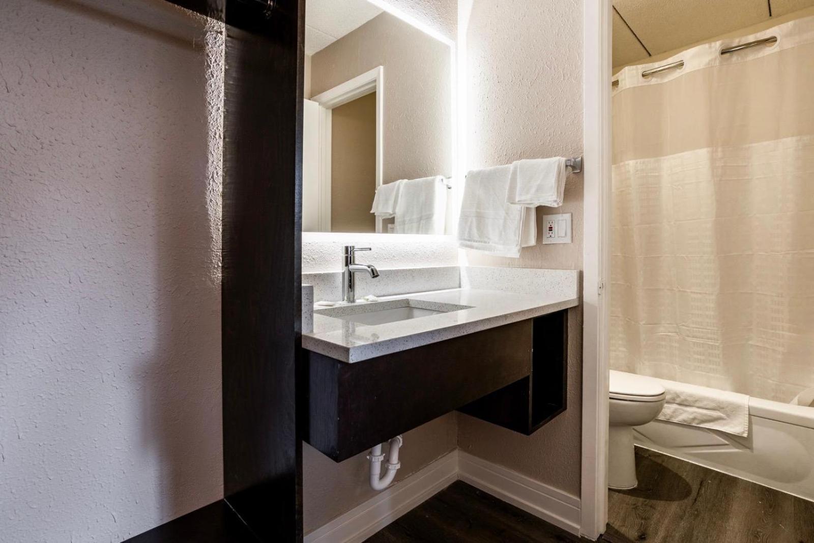 King Room with Mobility Access and Bathtub with Grab Bars, Non-Smoking - Photo 2
