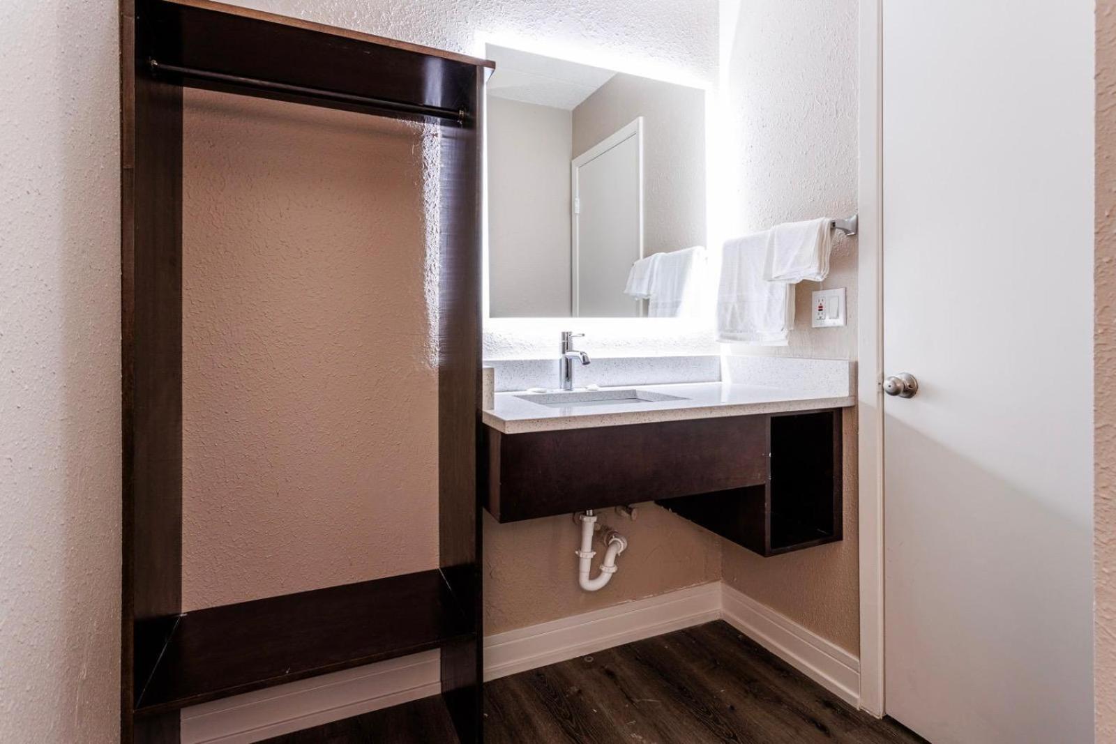 King Room with Mobility Access and Bathtub with Grab Bars, Non-Smoking - Photo 5