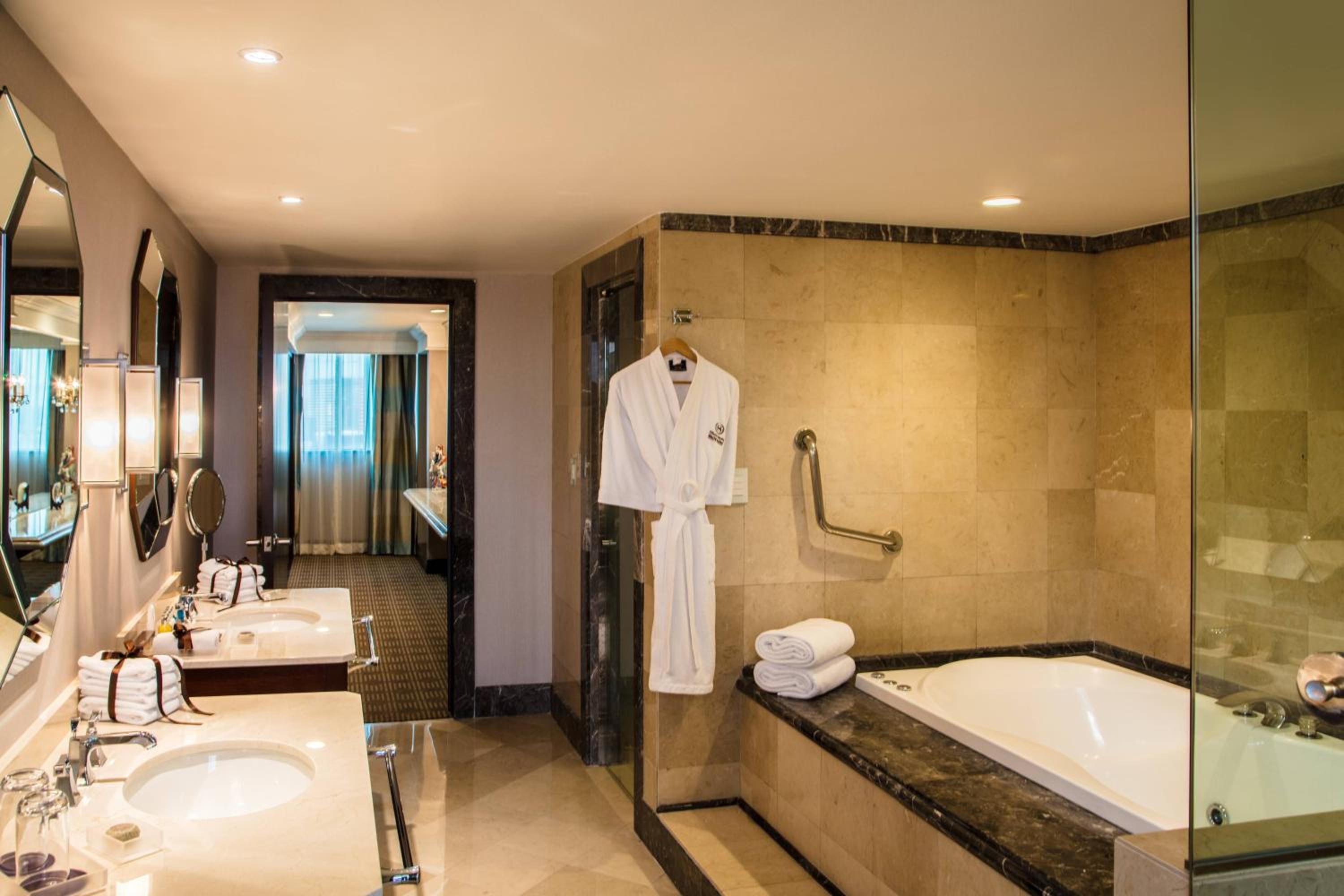 Marco Polo Presidential Corner Room with Angel View - Club Level