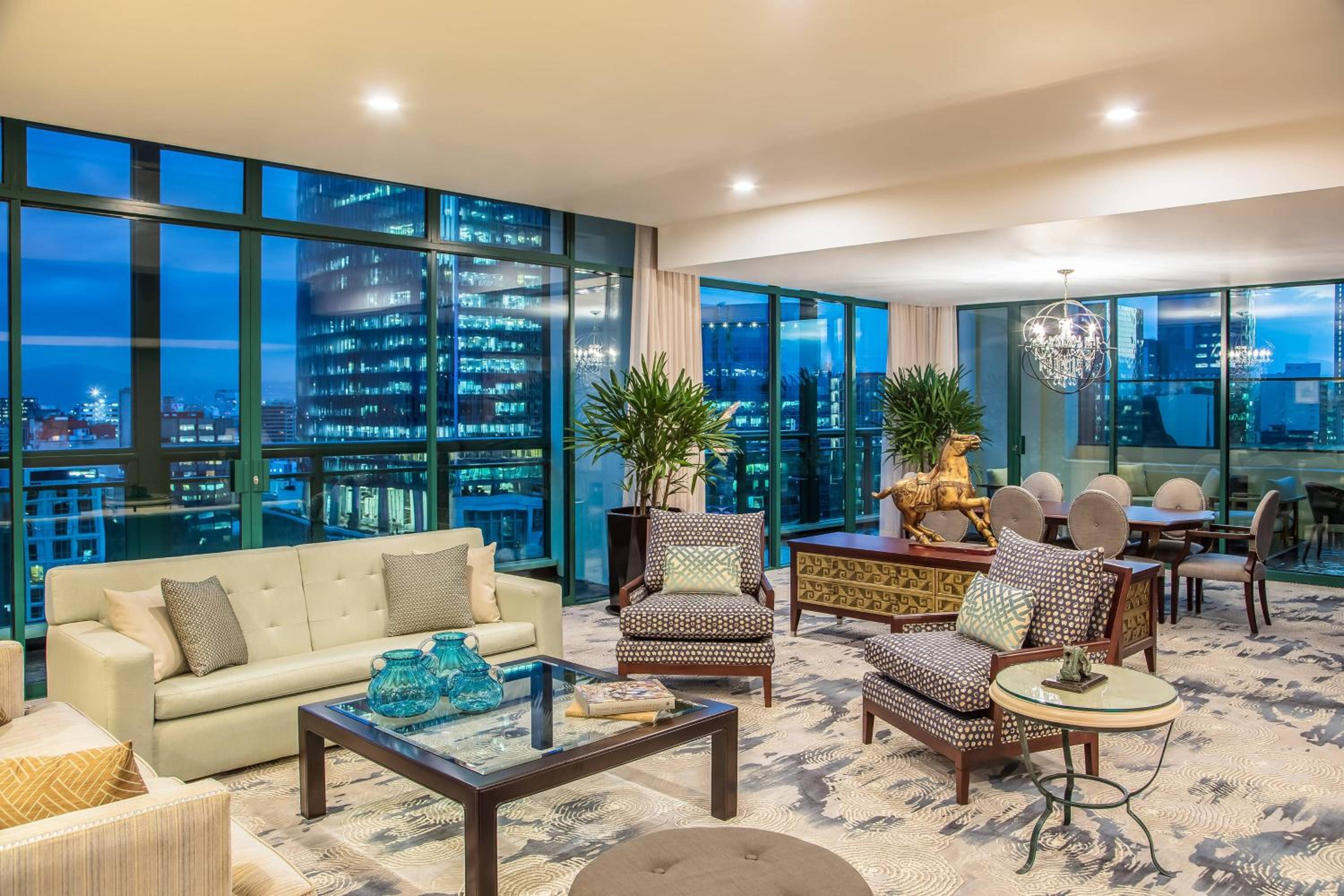 Marco Polo Presidential Corner Room with Angel View - Club Level