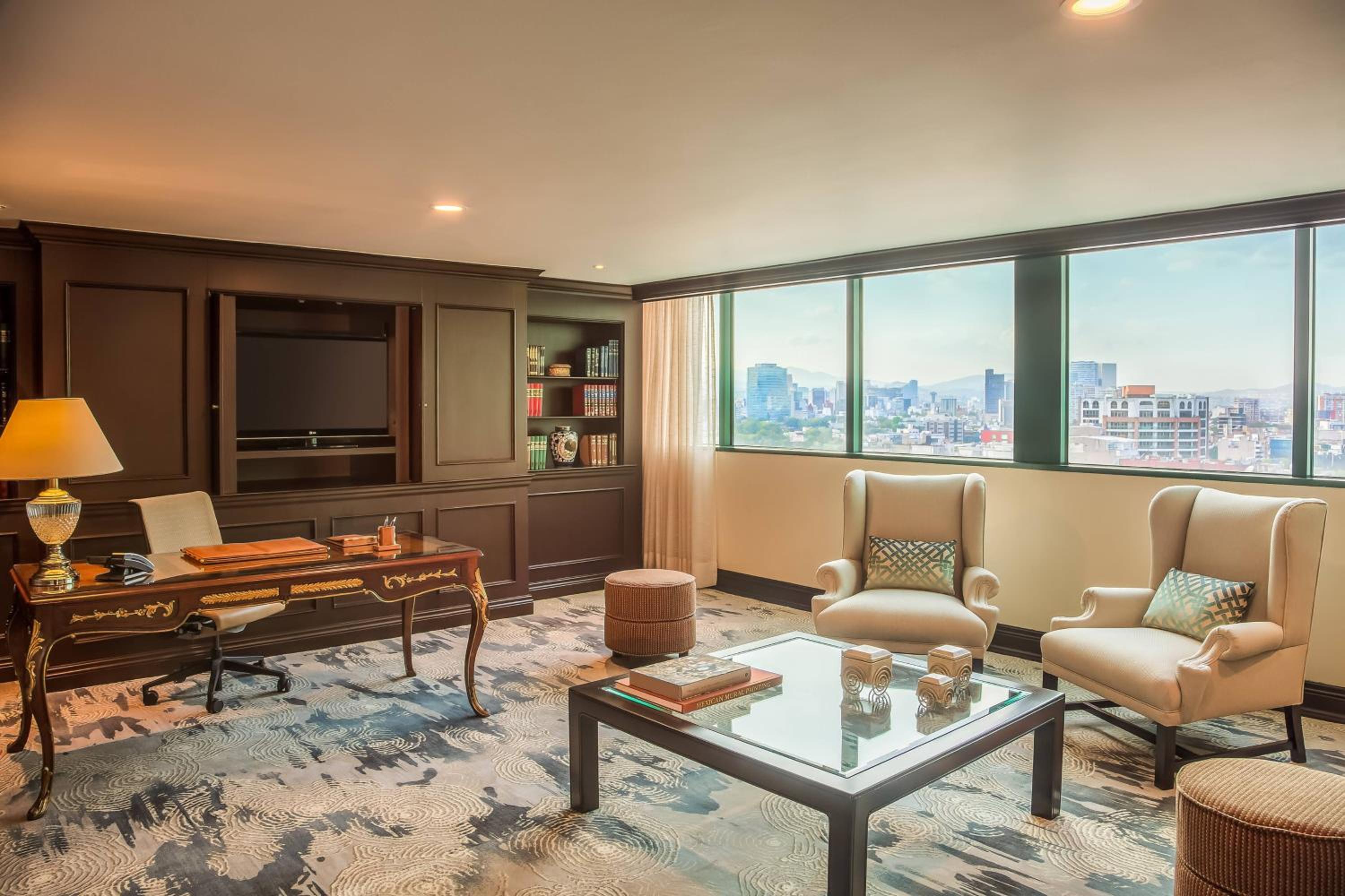 Marco Polo Presidential Corner Room with Angel View - Club Level thumbnail 5
