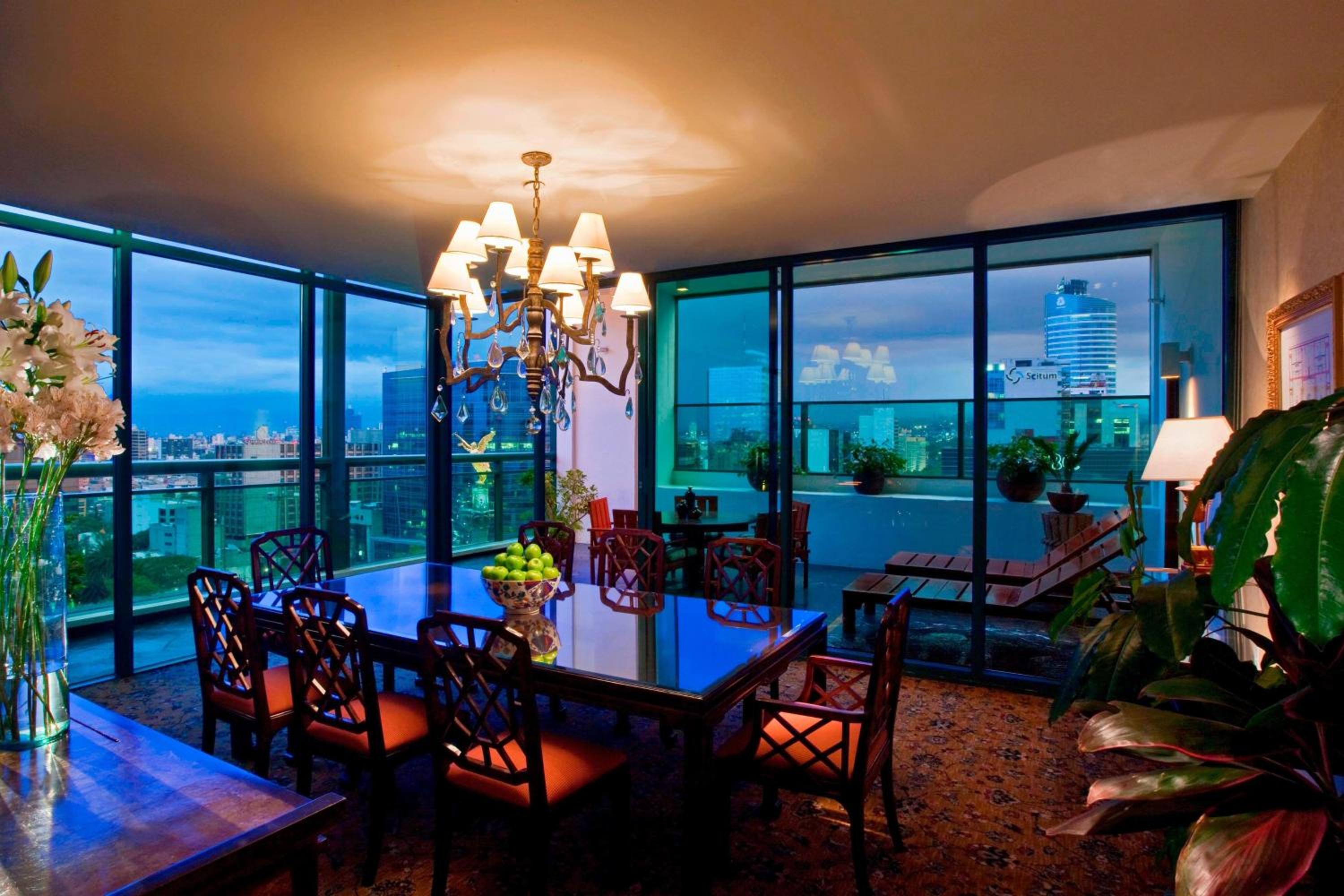 Marco Polo Presidential Corner Room with Angel View - Club Level