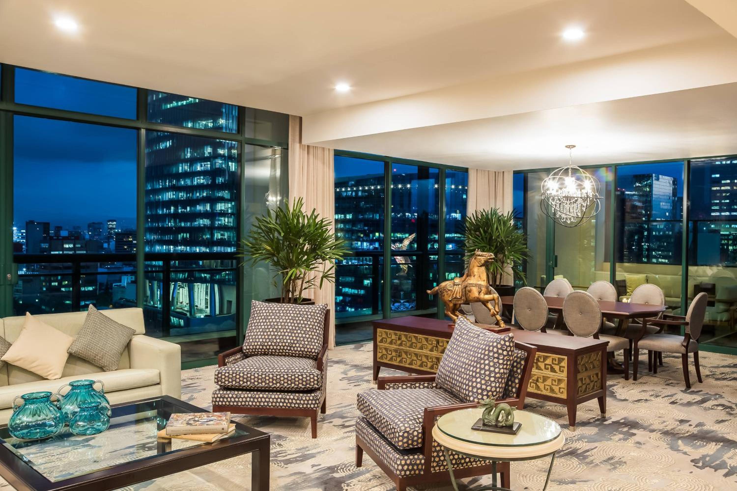 Marco Polo Presidential Corner Room with Angel View - Club Level thumbnail 6