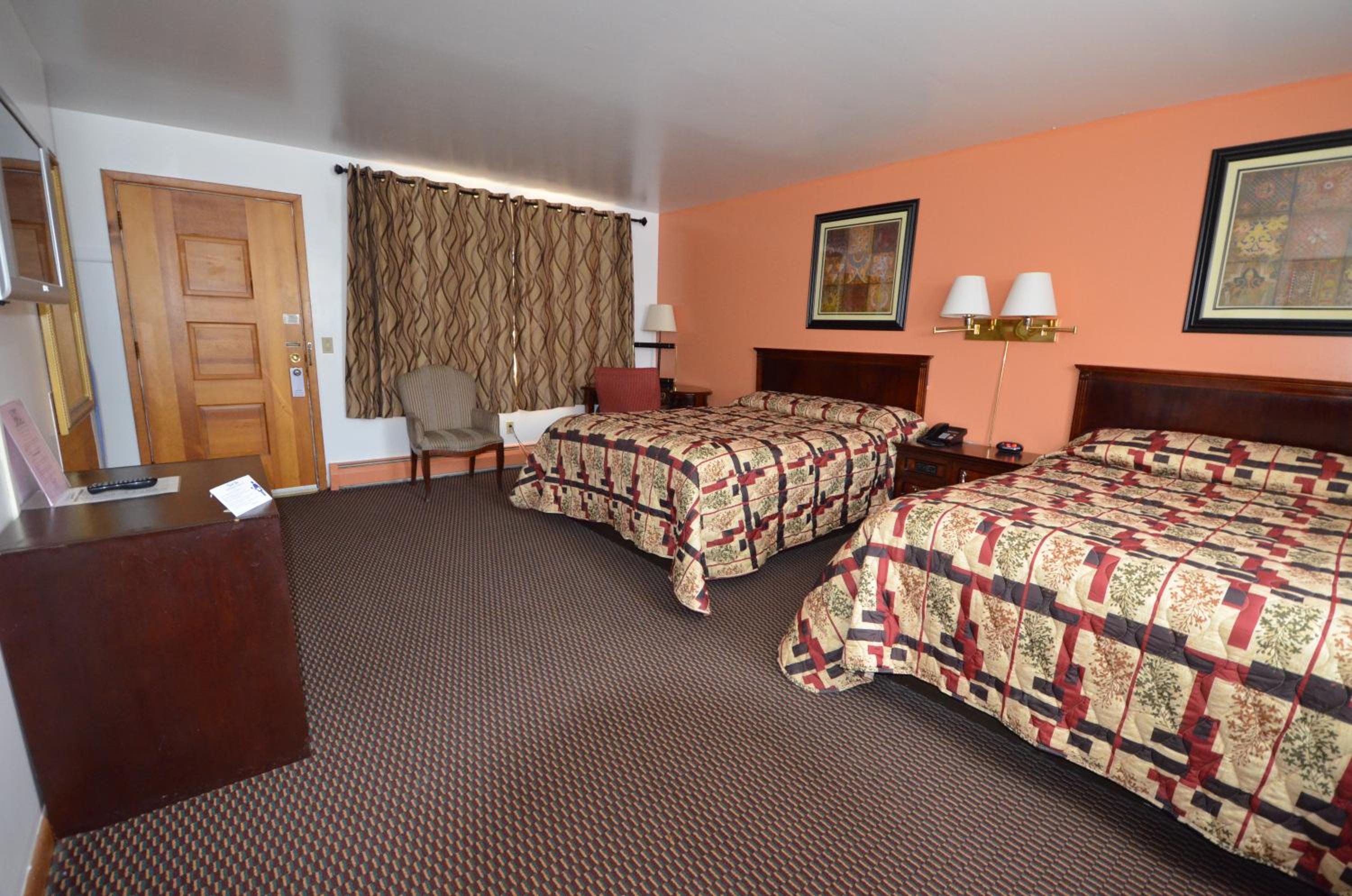 Queen Room with Two Queen Beds - Photo 6