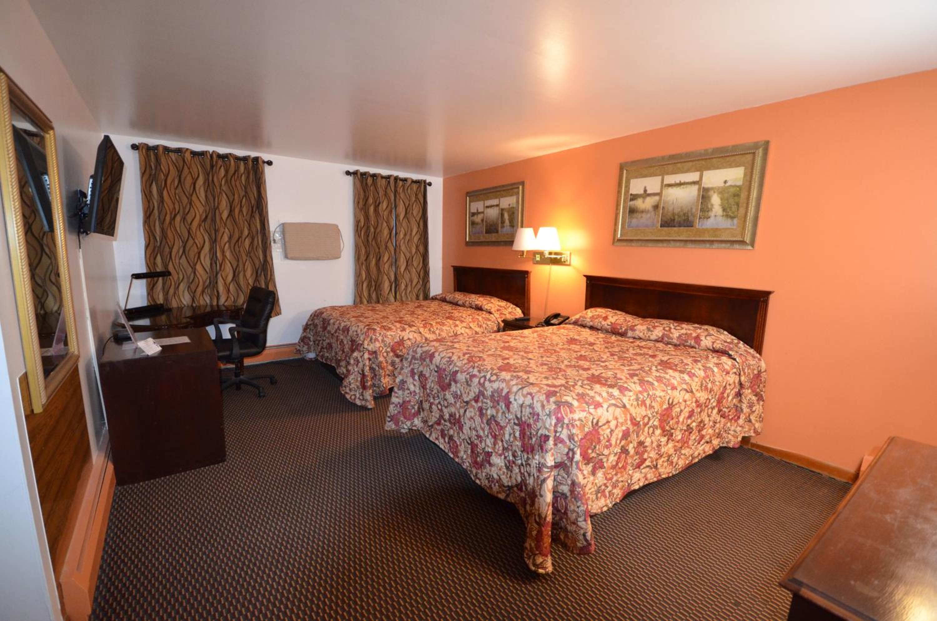 Queen Room with Two Queen Beds - Photo 13