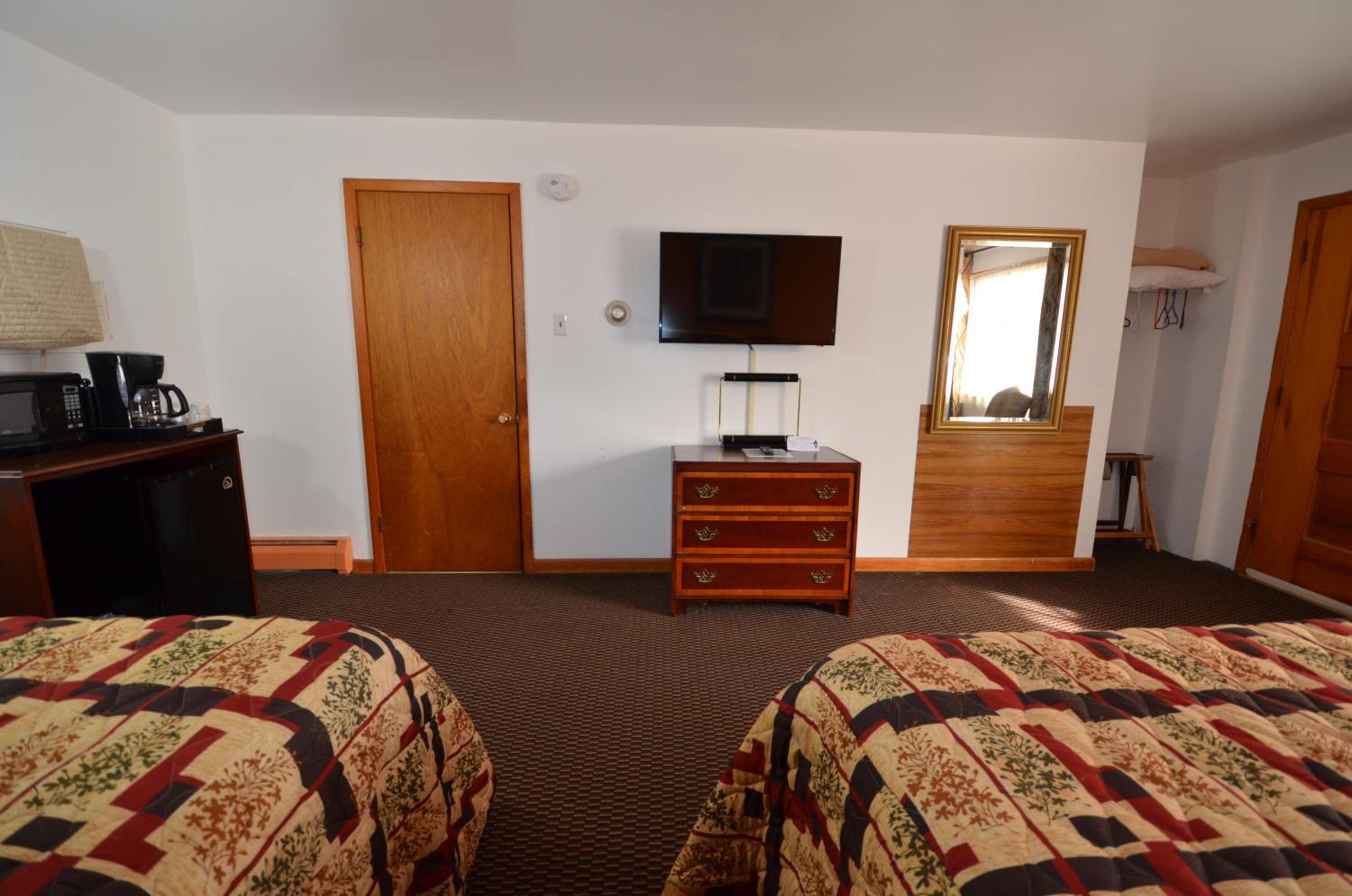 Queen Room with Two Queen Beds - Photo 9