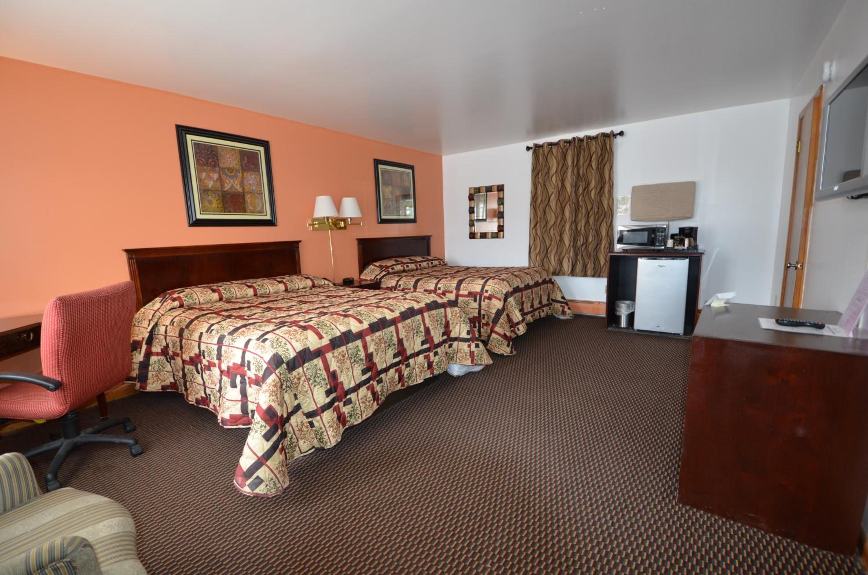 Queen Room with Two Queen Beds - Photo 11
