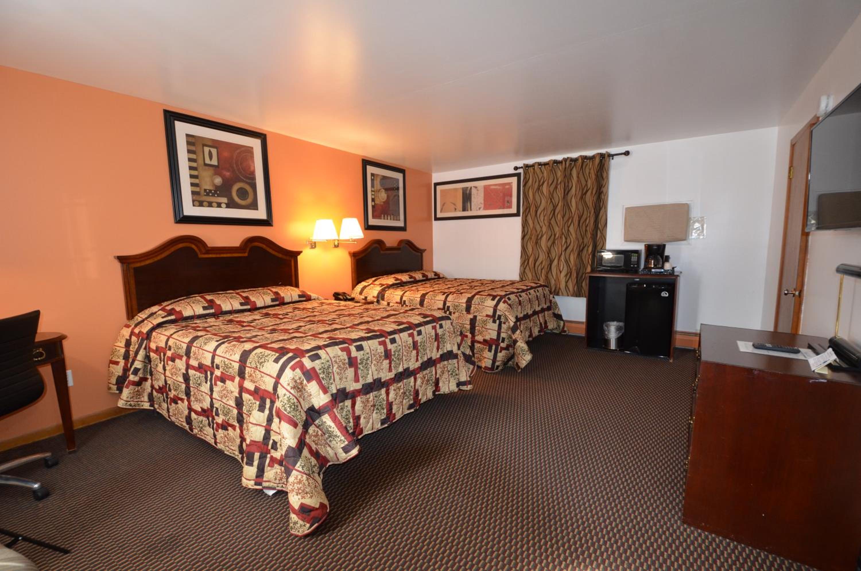 Queen Room with Two Queen Beds - Photo 1