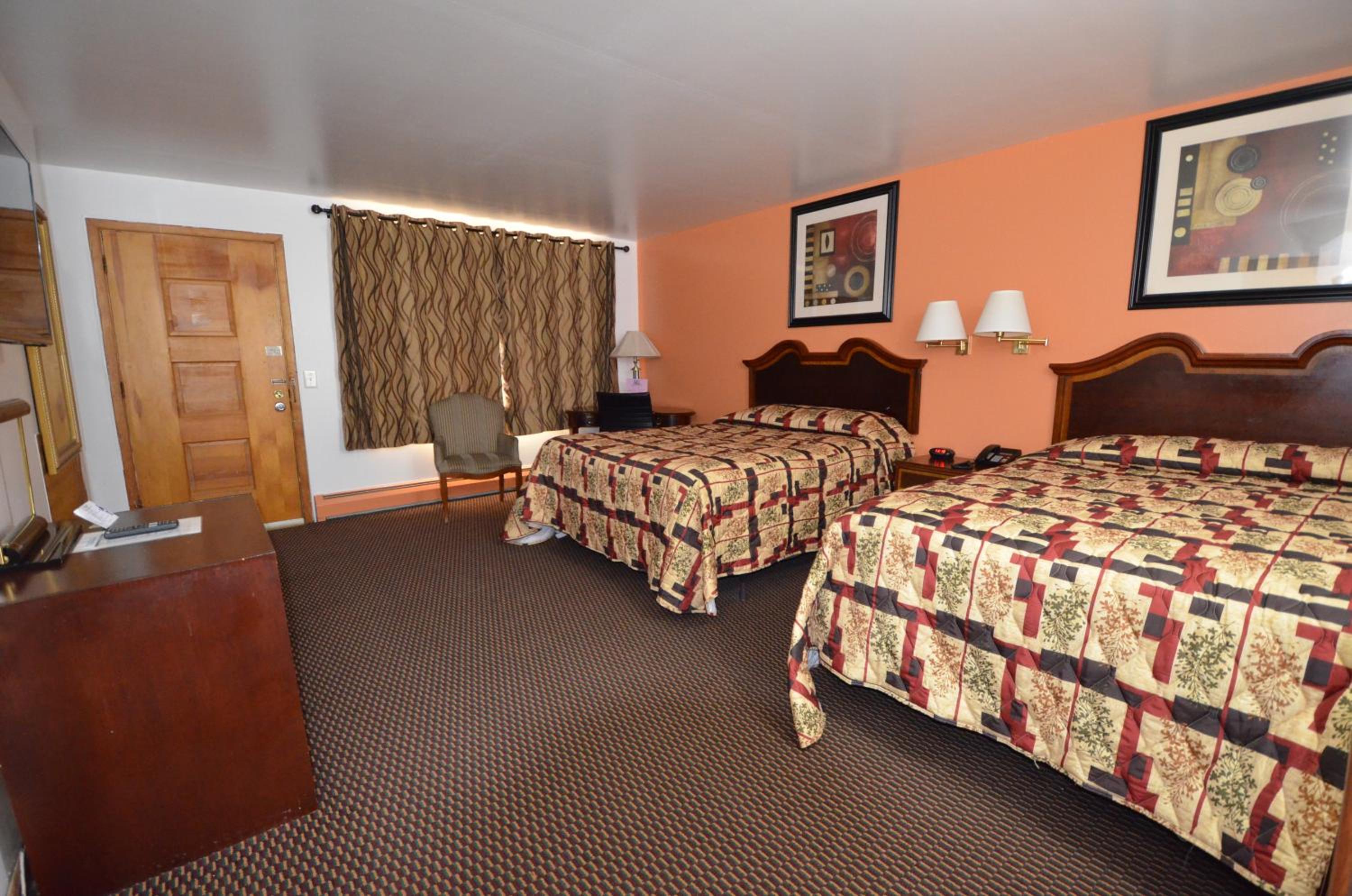 Queen Room with Two Queen Beds - Photo 17