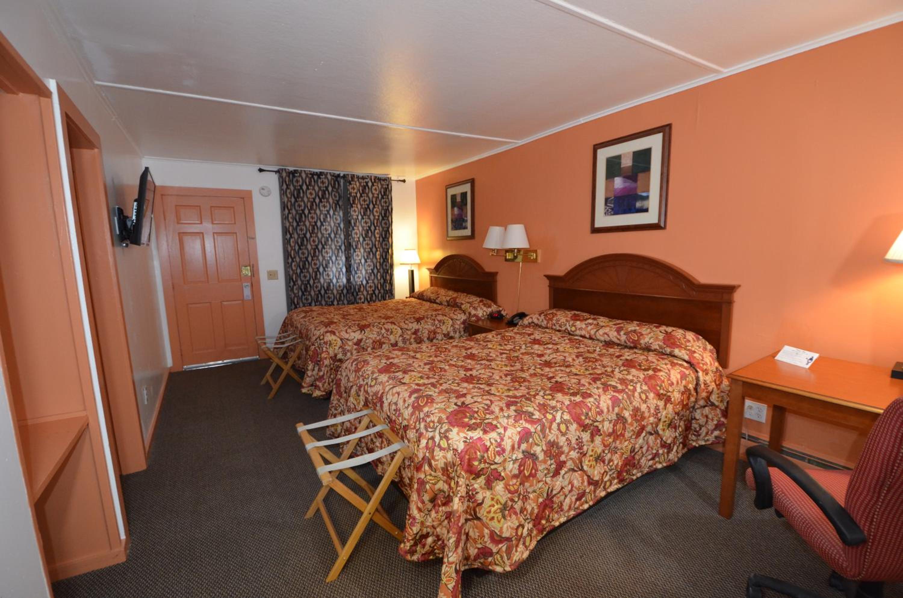 Queen Room with Two Queen Beds - Photo 16